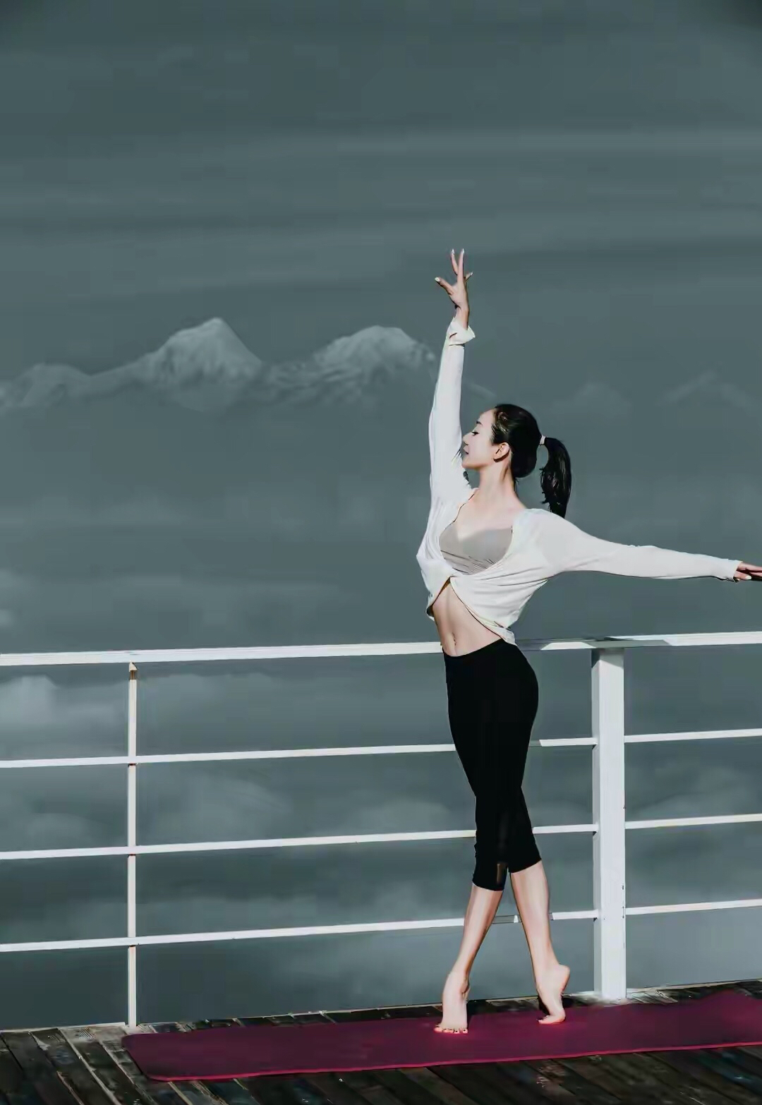 "花样游泳女神"蒋婷婷晒高山瑜伽写真,动作优美,身姿曼妙