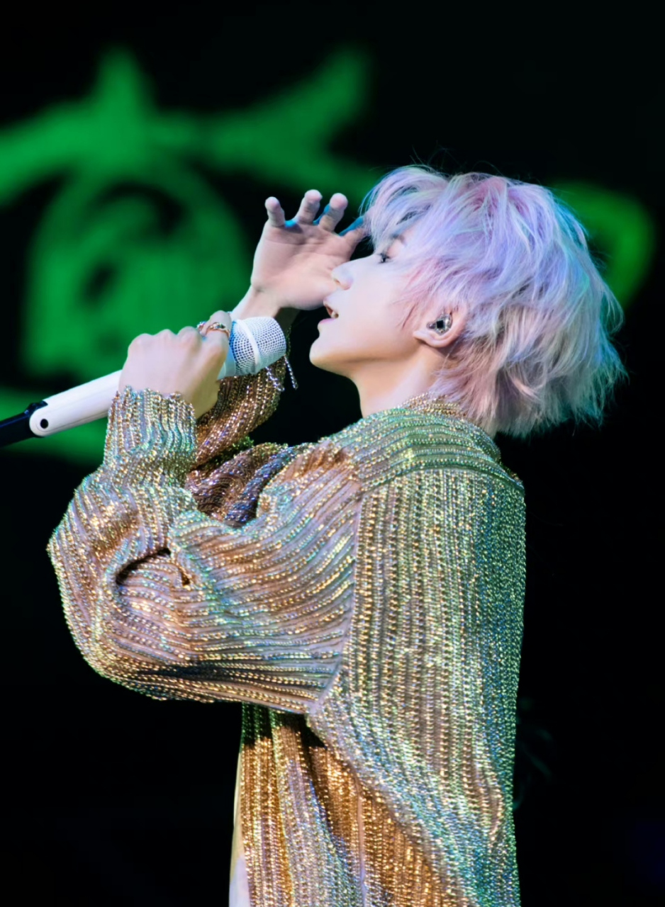 王源为演唱会瘦了太多,下颌线清晰流畅,在现场又帅又有型,连发型都是