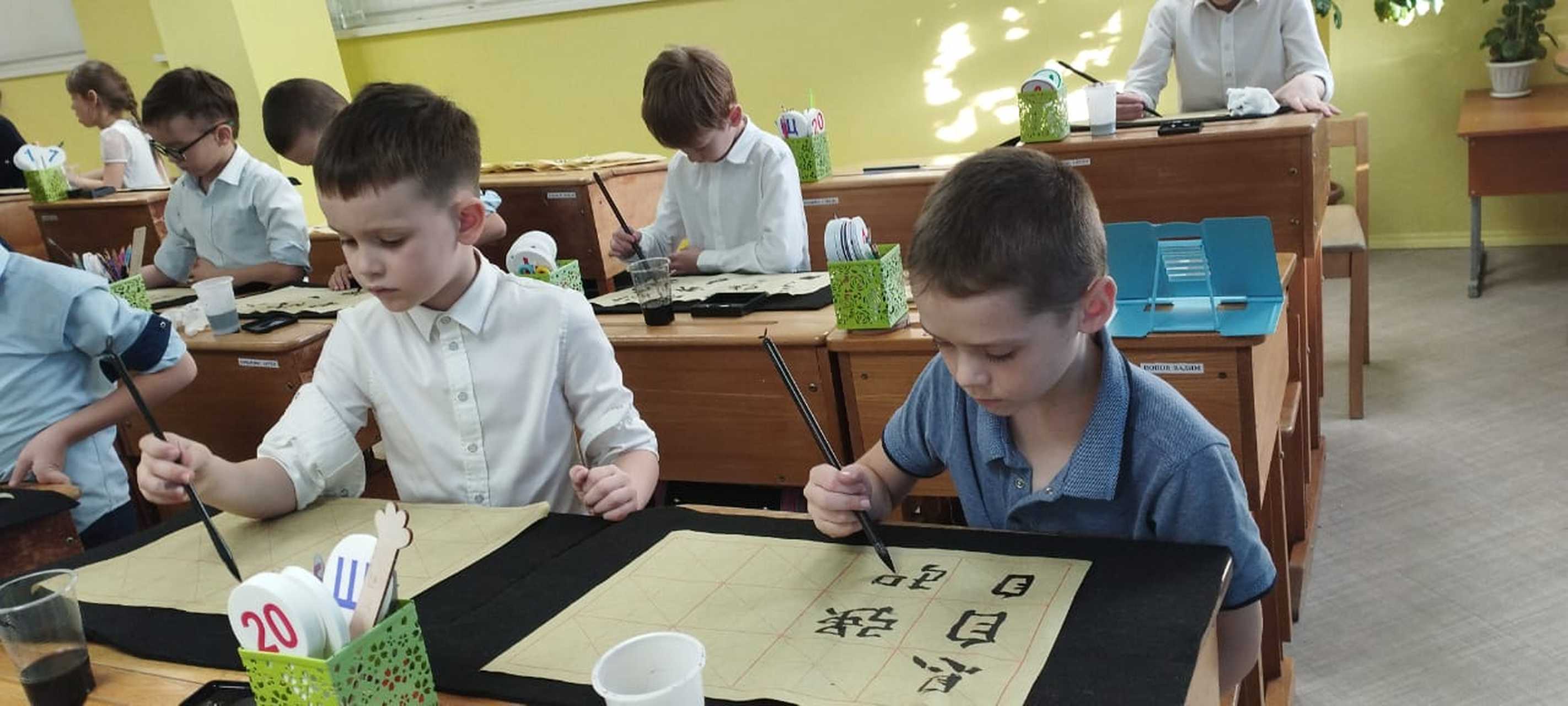 这是一年级孩子在学中文.他们很认真的写书法.以后中文会走入全世界.