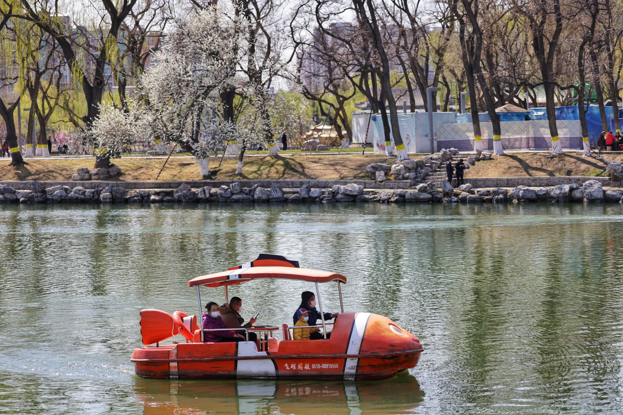 看湖光山色,赏烂漫春花,龙潭公园游船开航啦!