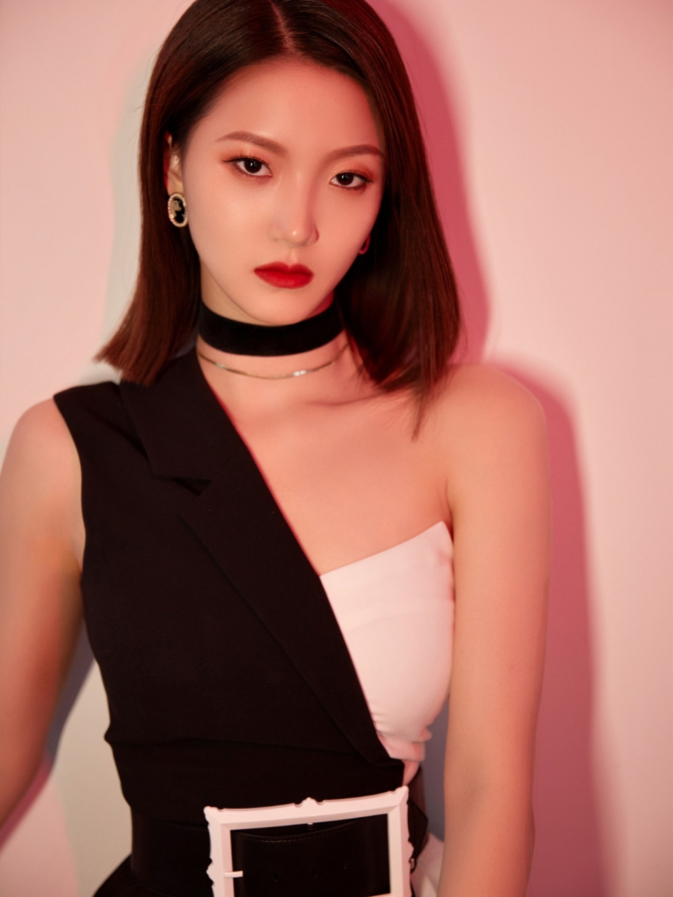 yes by yesir x 李梦琦  李梦琦 演绎黑白间奏序曲 在黑与白之间找到