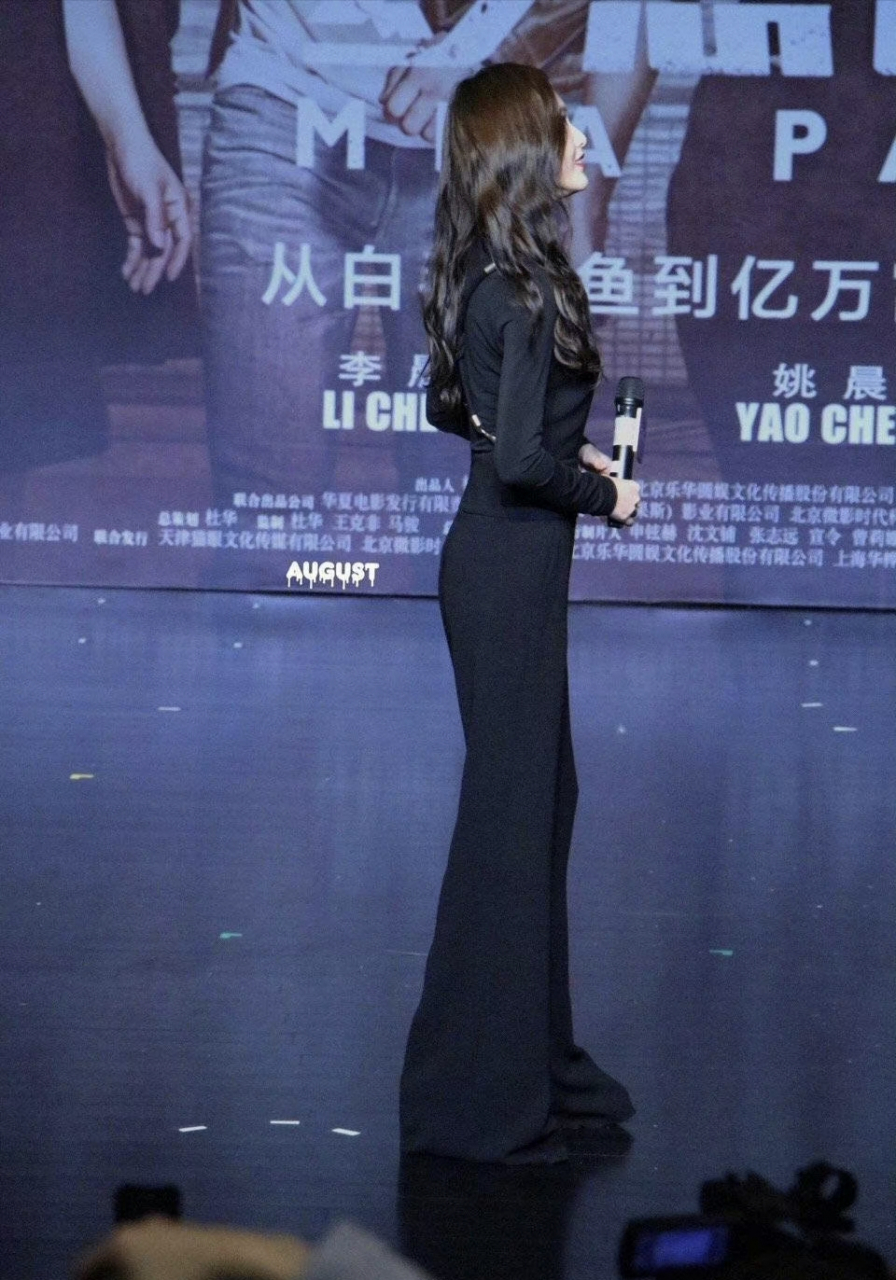 看唐嫣这张又乖又甜的脸,谁能想到这是她的身材?[笑哭]