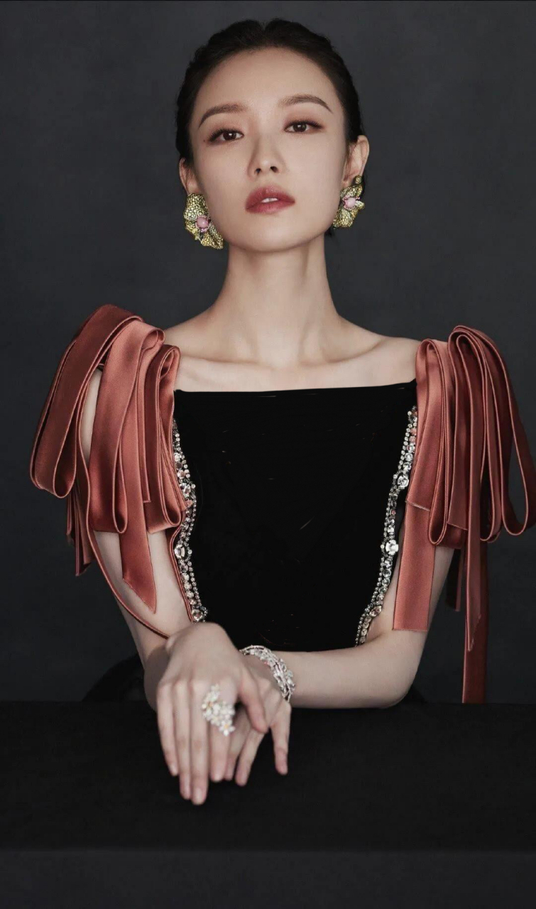 小小改造的倪妮的礼服, 图一为原图, 图二图三为改造图, 改为立刻庄重