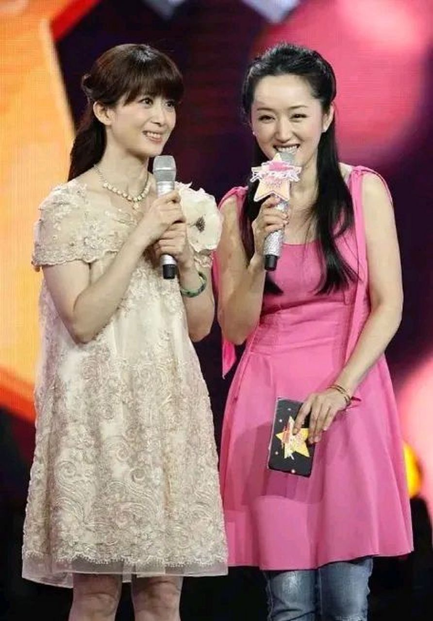 两个年龄加在一起,都已经超过100岁的女明星,竟然还这么的有少女感,真