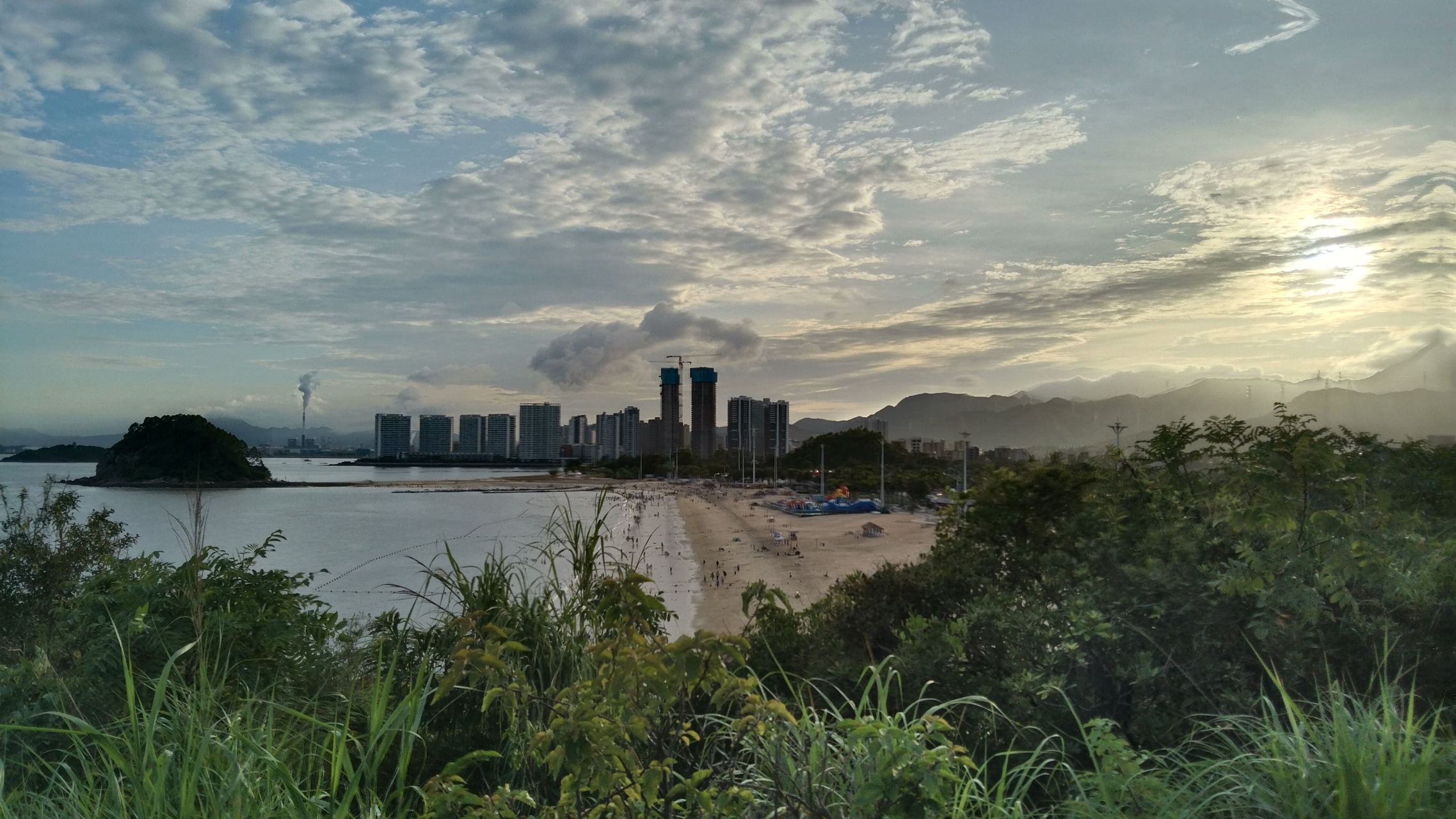 夏日的惠州大亚湾霞涌黄金海岸,尽管太阳与阴雨交织,但丝毫不影响人们