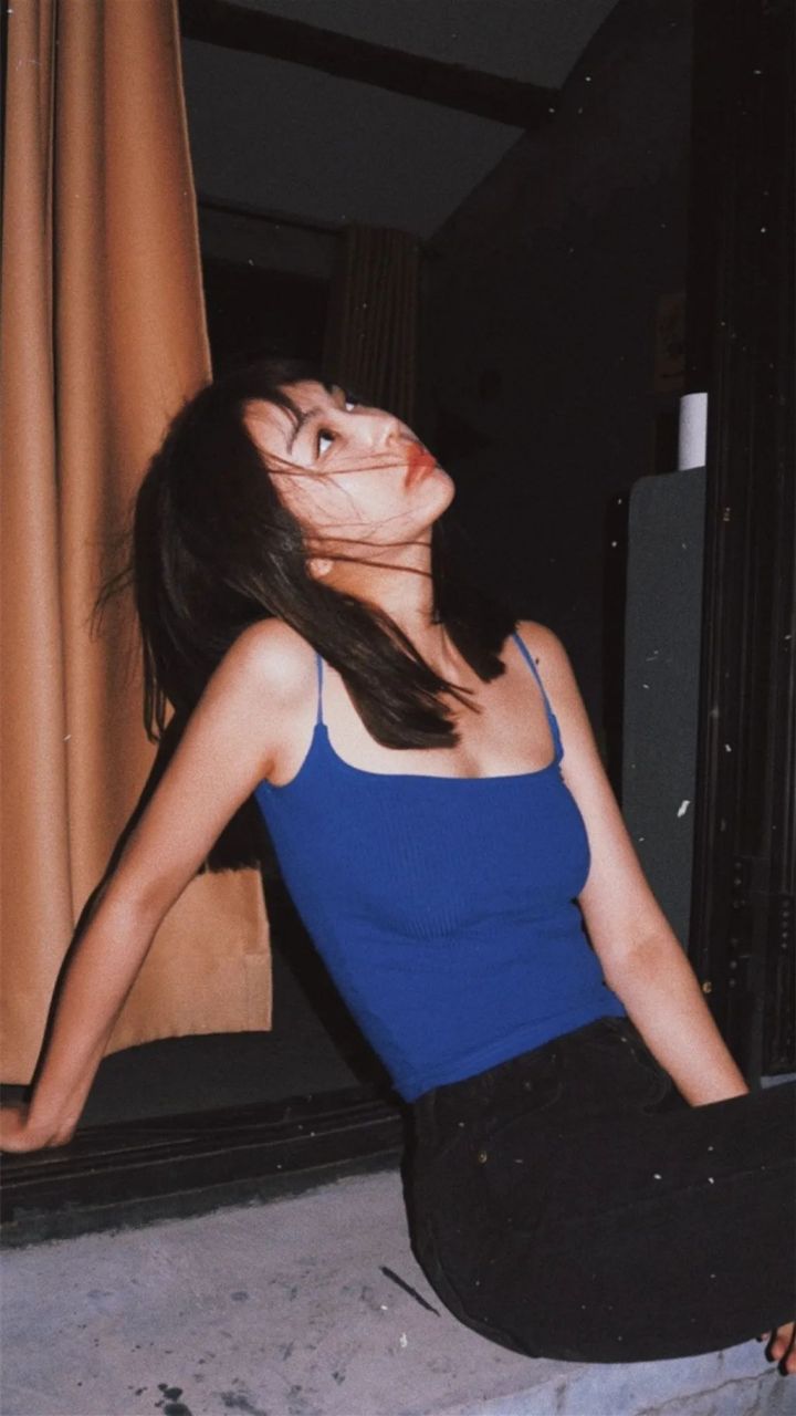 李菲儿身材太棒了. 事业线迷人,腰部无赘肉,吊带背心轻松驾驭.