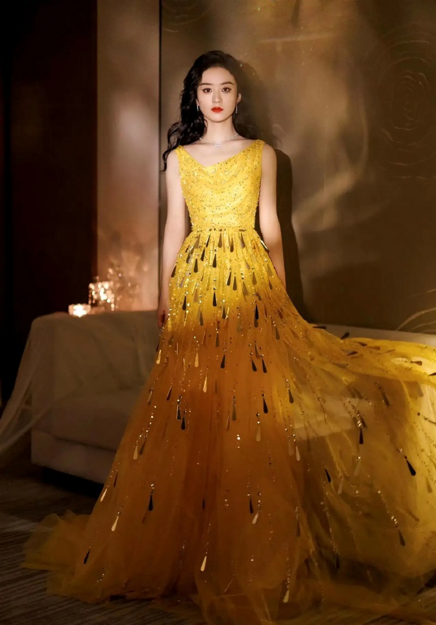 赵丽颖参加活动的礼服造型,从来都是端庄大气,不需要像别的女明星一样