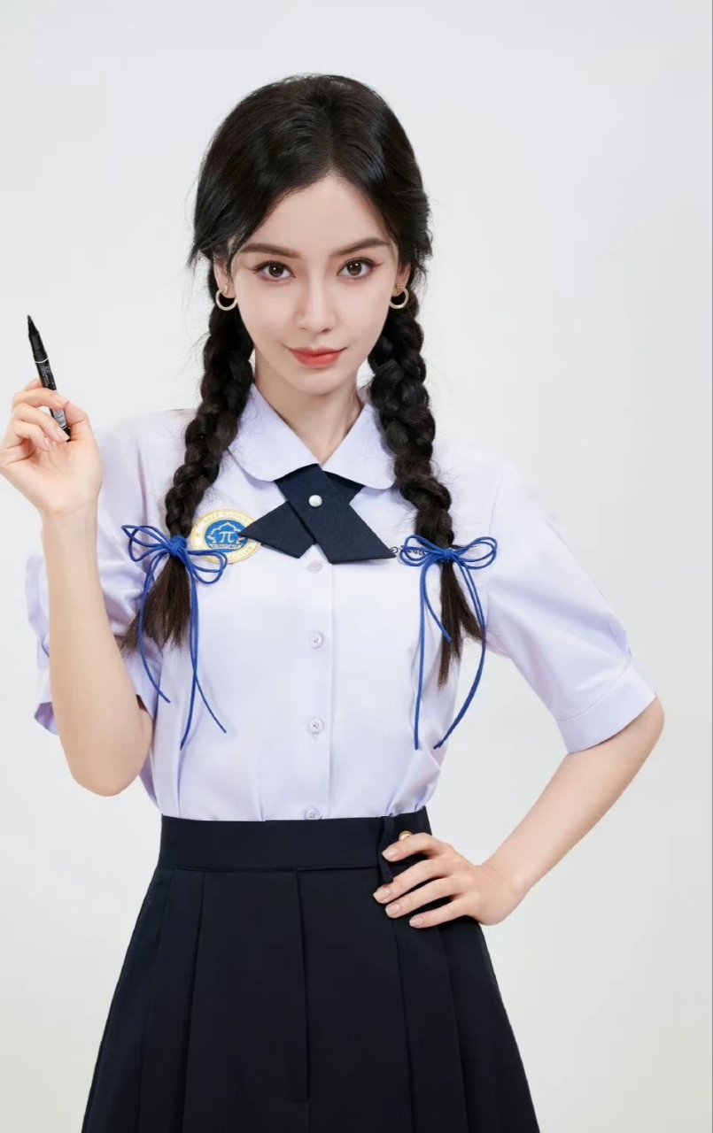 近日杨颖在综艺里介绍自己身份证名字是yeung wing,被不明真相的网友