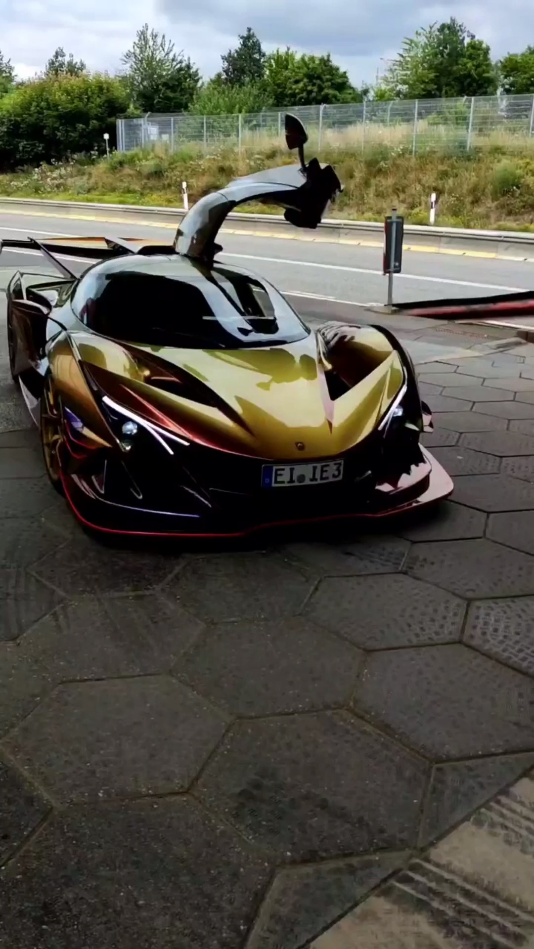 科幻的超级跑车aplloie金龙