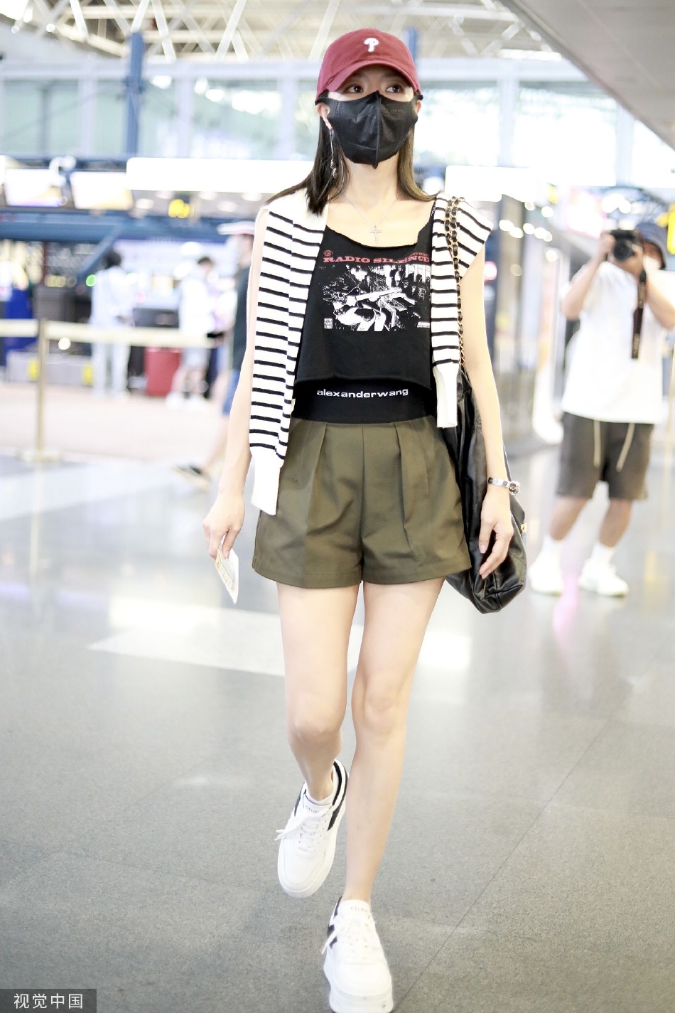 组图：邓家佳戴小红帽现身机场 穿条纹上衣造型简约长腿吸睛第4张图片