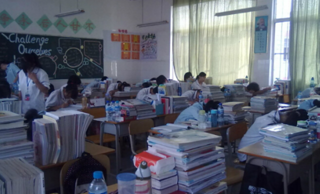高中时期,下课不愿意出教室的学生多是这四种,高中生:有点准