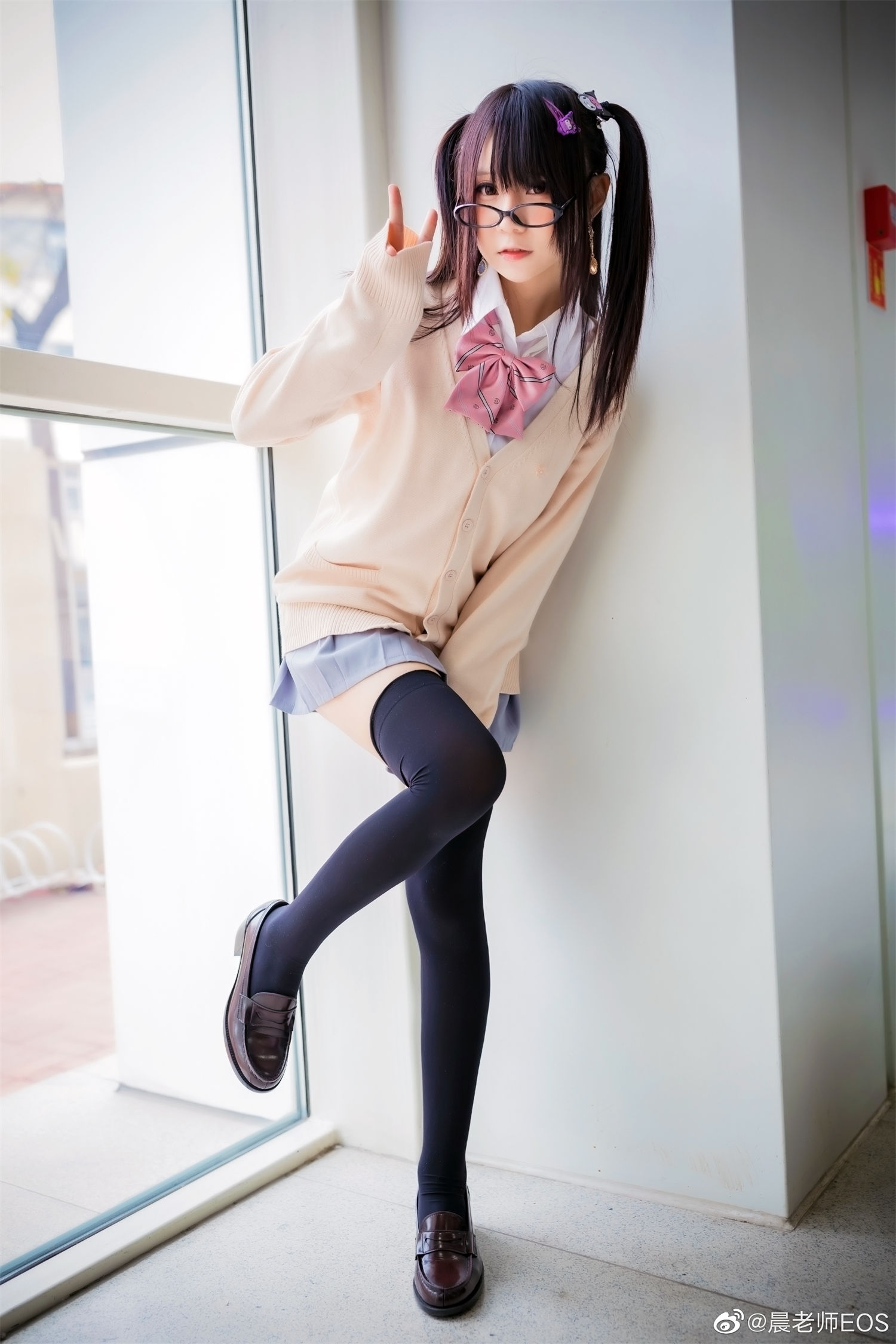 摇摇乐yoyo的图片太好看了！好想抱抱双马尾眼镜妹！