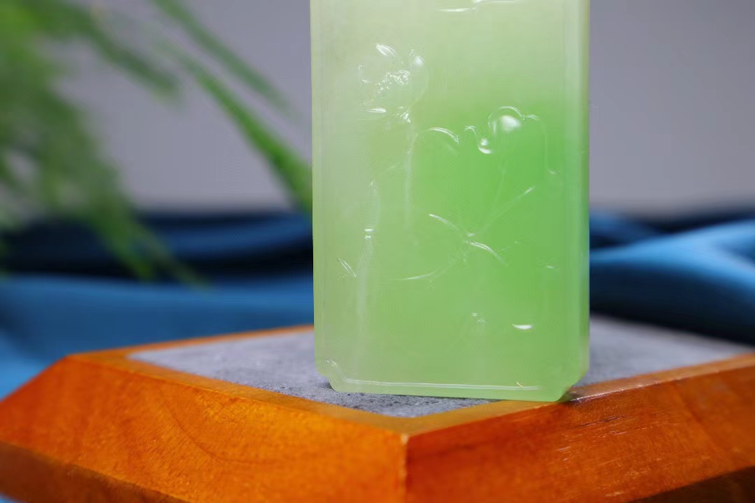 花开富贵   翠青精选和田玉翠青挂件,玉质水润细腻,翠色清新怡人