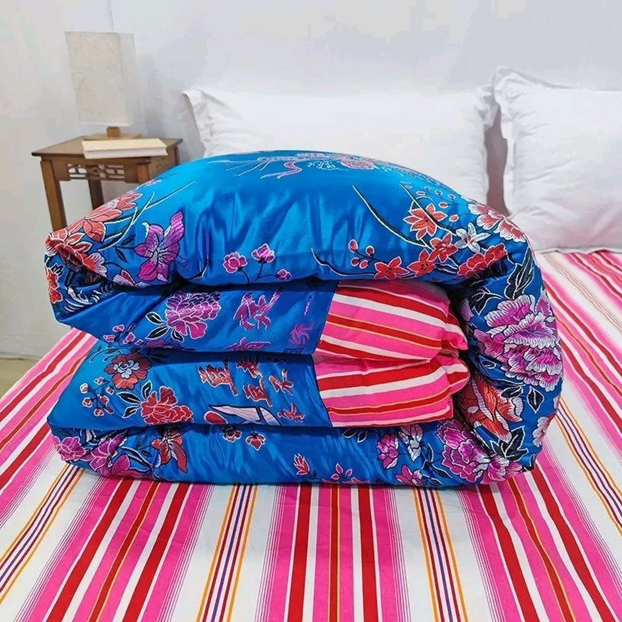 都这么多年了,我们老家农村结婚的被子还是这种缎面的,条纹粗布的里子