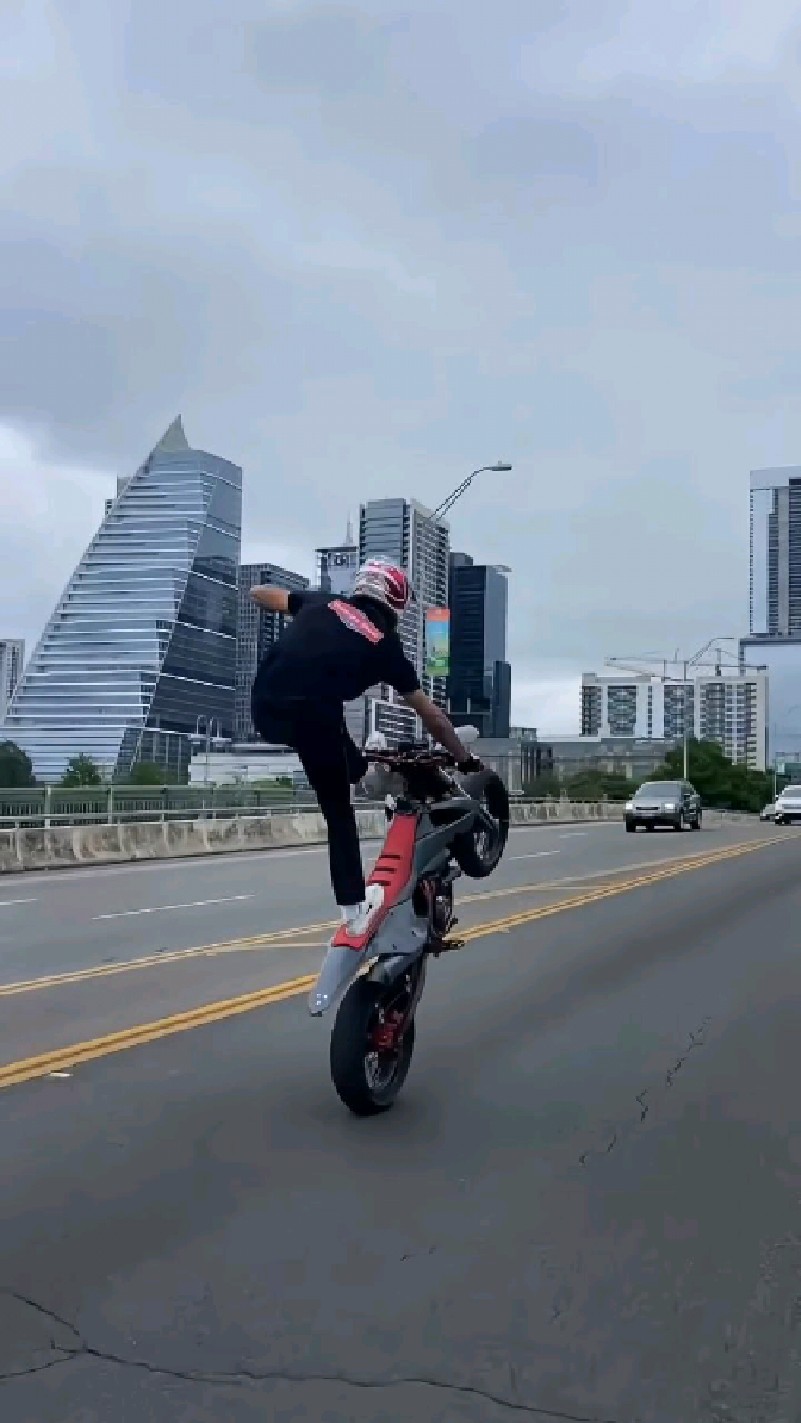 骑越野摩托翘头