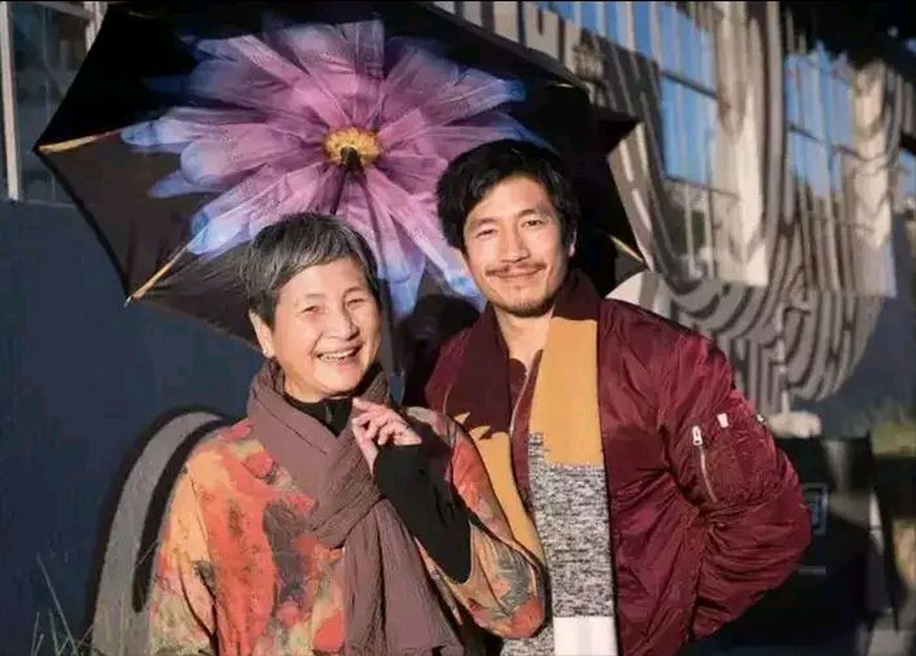 原和玉成为父亲的消息在社交媒体上引起了不少关注.他与妻子选择在家