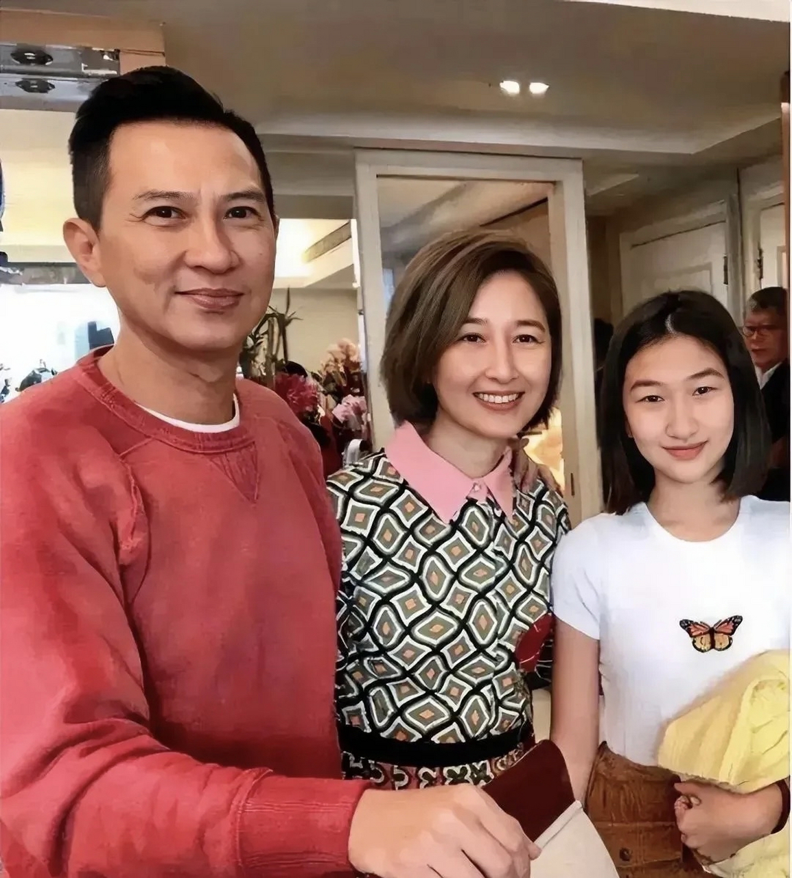 张家辉携妻女亮相,关咏荷老成奶奶样,女儿长得和爸爸一模一样  近日