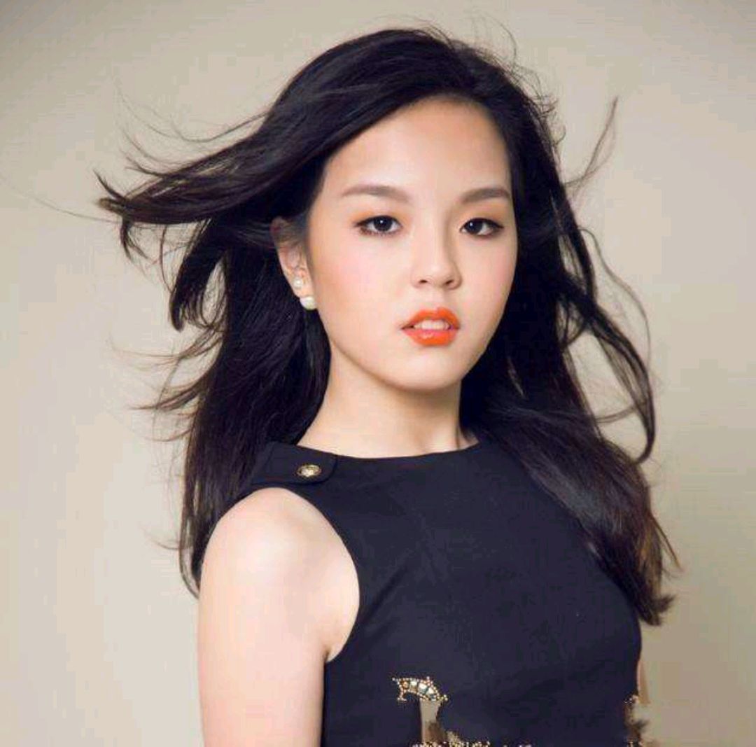 去世5年的主持人,李咏的女儿法图麦.李,官宣出道了