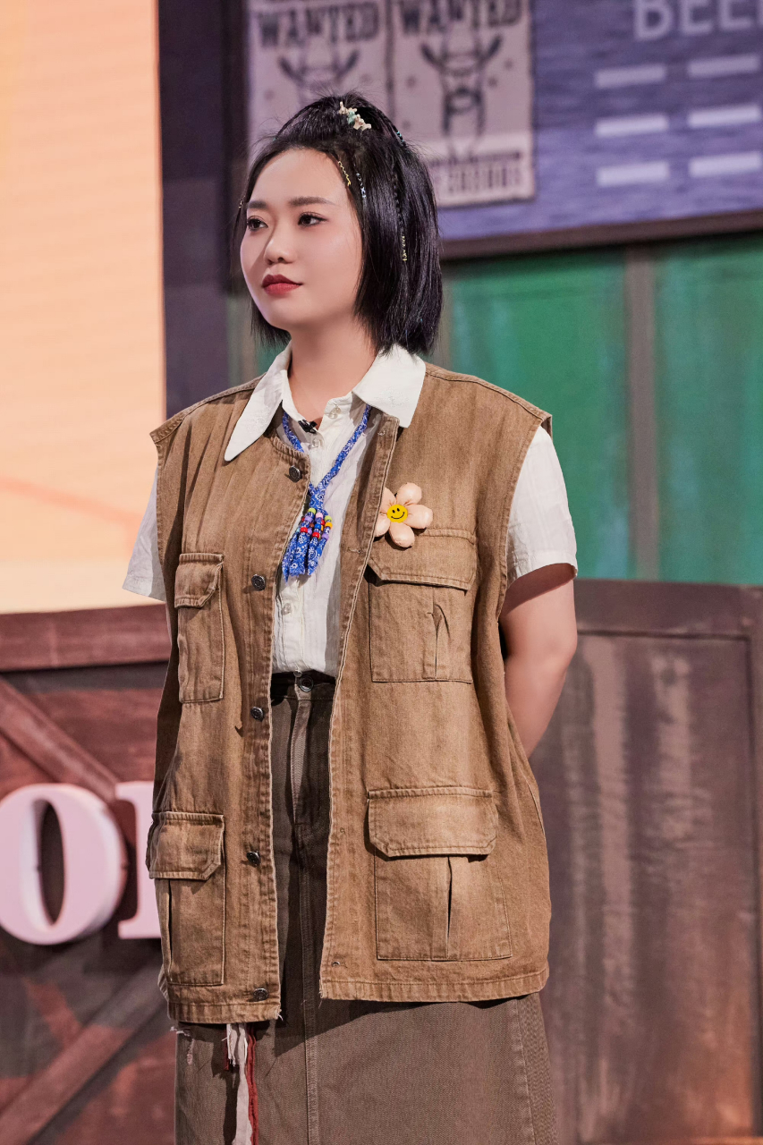 嚯!#李雪琴# 这几张图很有办公室领导的感觉~[爱你]