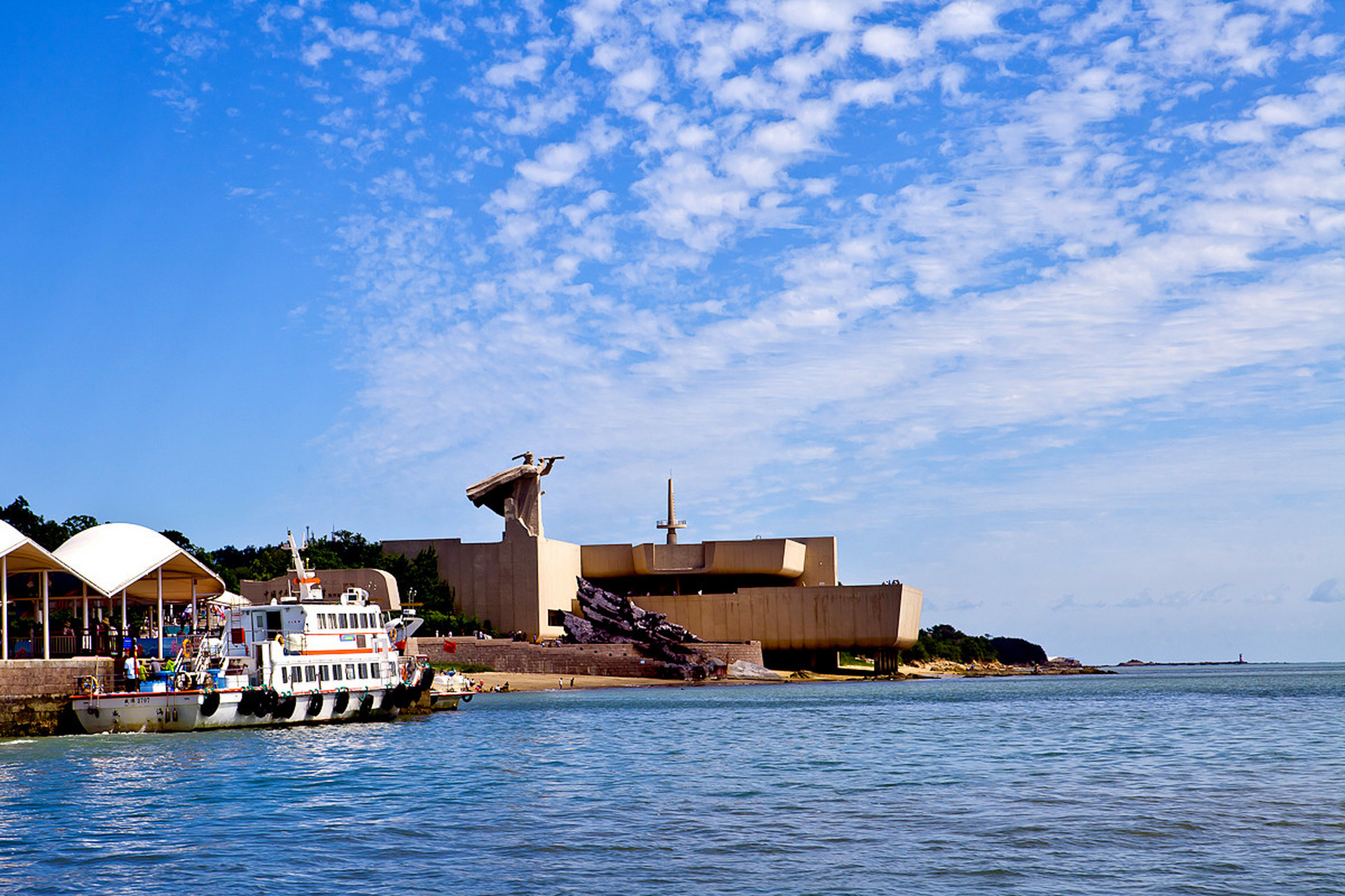 威海是一座美丽的海滨城市,旅游资源丰富,有海岛海岸,城市园林,历史