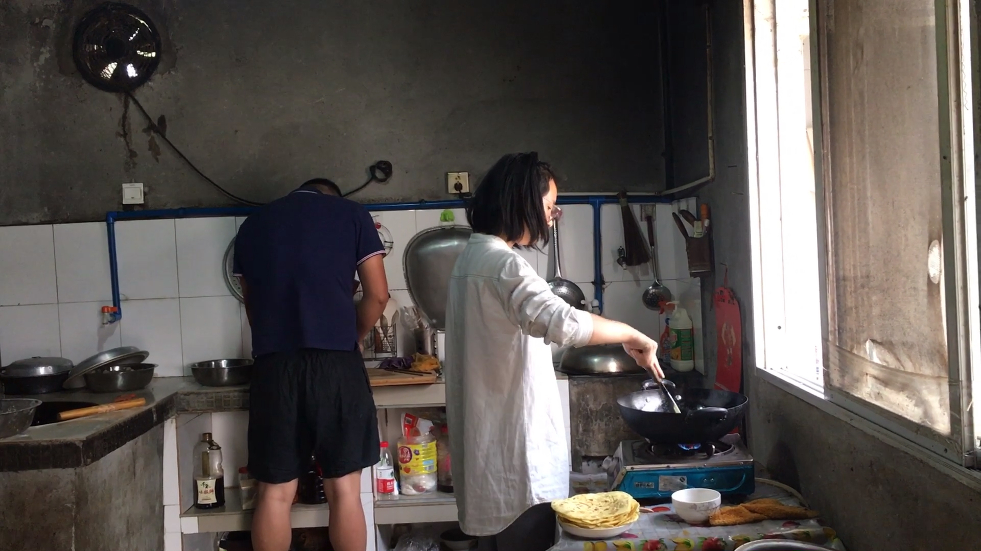 冰箱里放了好久的羊头,田小胖终于把它拿来凉拌了,配上薄饼绝配