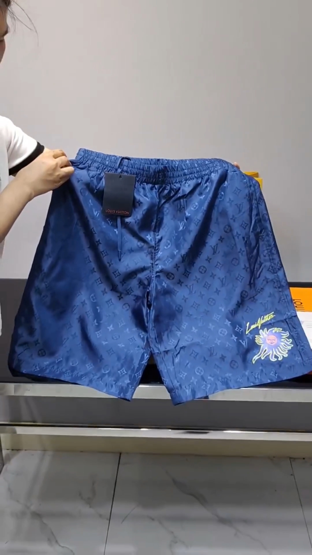 路易威登短裤搭配点缀显得尤为独特