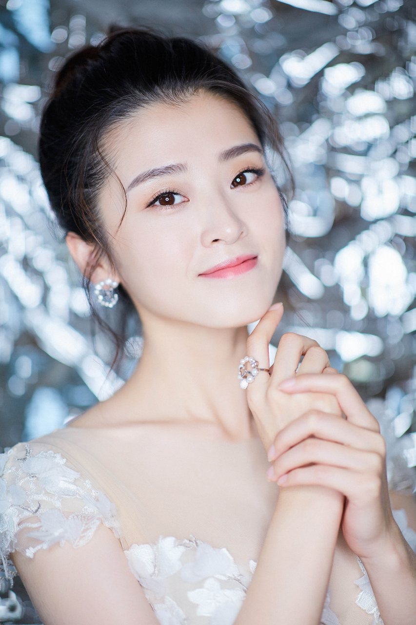 李若嘉,1989年11月1日出生于辽宁省丹东市东港市,中国内地影视女演员