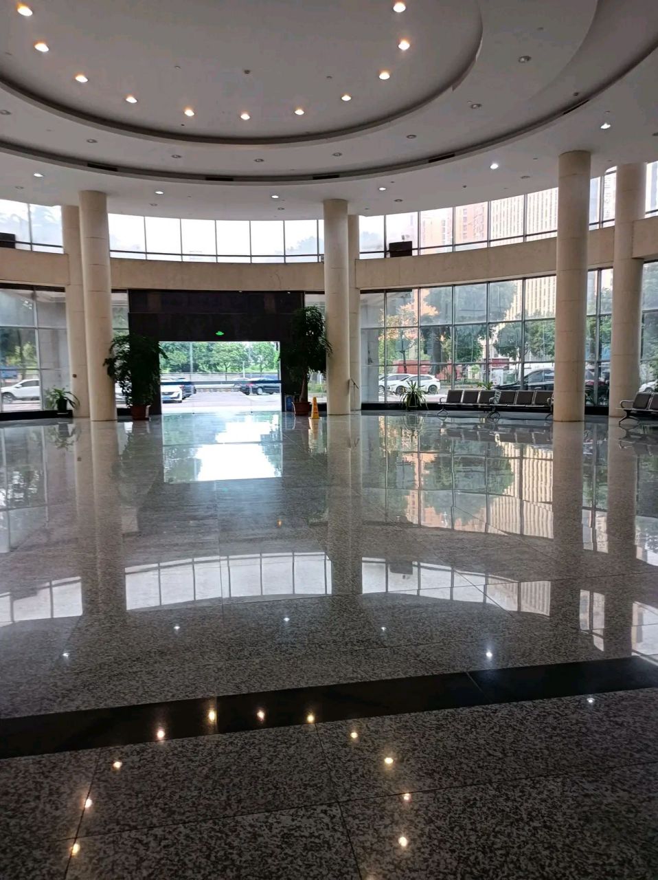 厂里一个奔四的技术员,长得不帅,嘴巴厉害很会哄