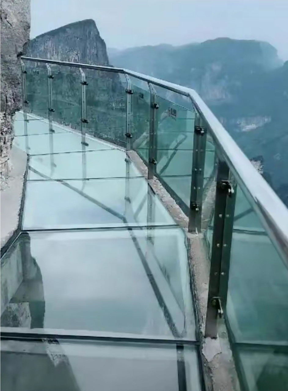 4月4日下午,4名游客在天门山景区山顶西线玻璃栈道上翻越安全护栏跳崖