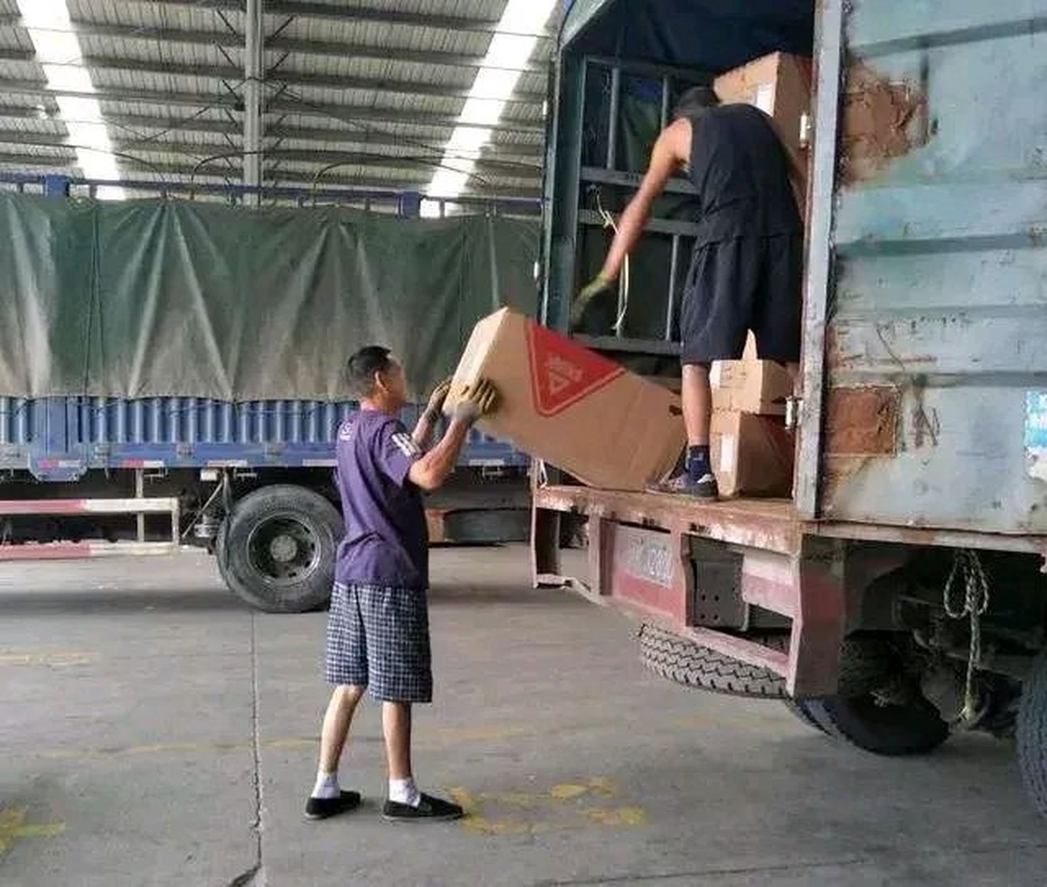 厂里搬运工老陈工资5000,今天来找老板要求加点工资,老板说就你这岗位