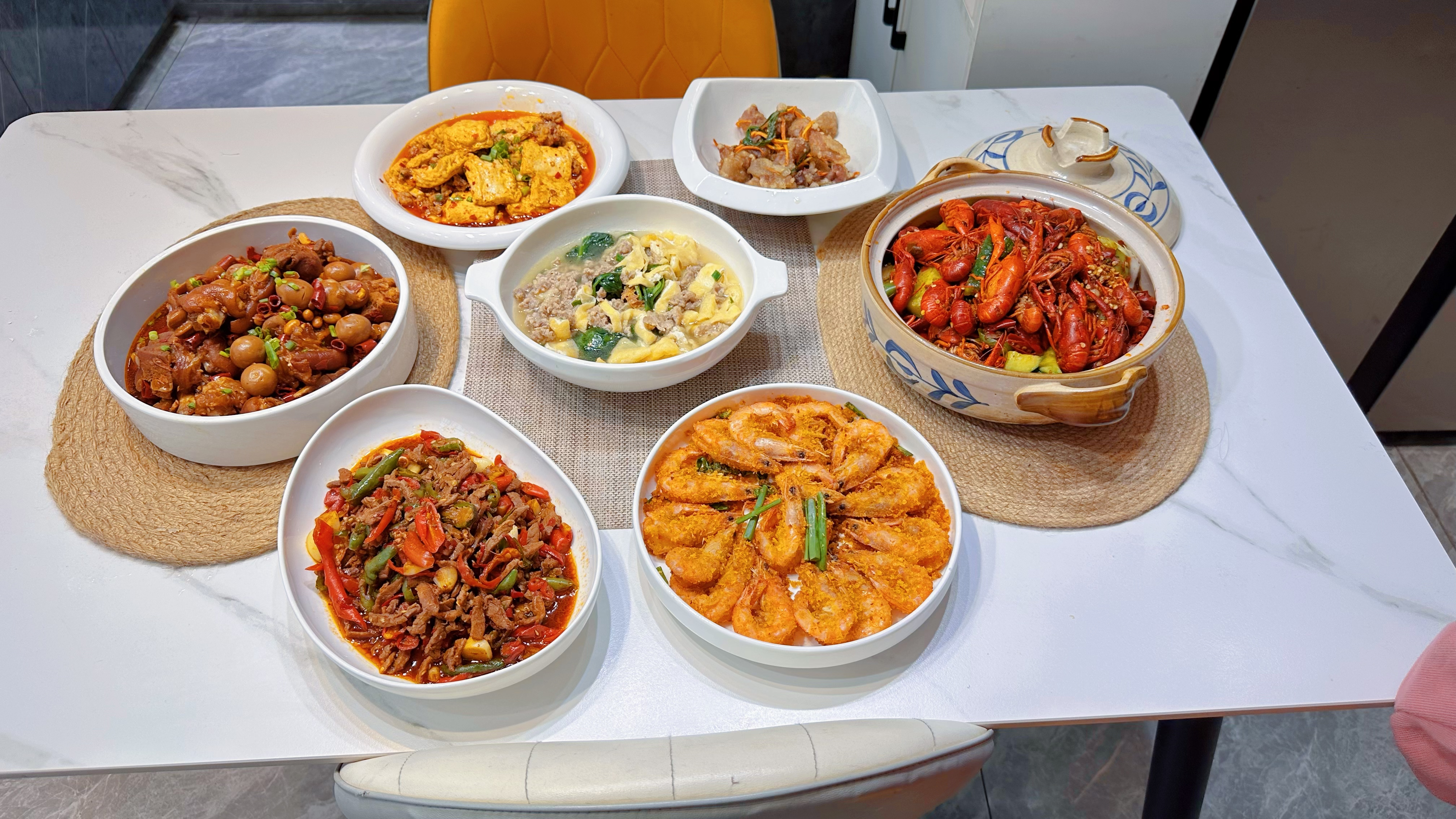 愉快的周五来了,做顿丰盛的晚餐犒劳一下自己,麻辣小龙虾真过瘾