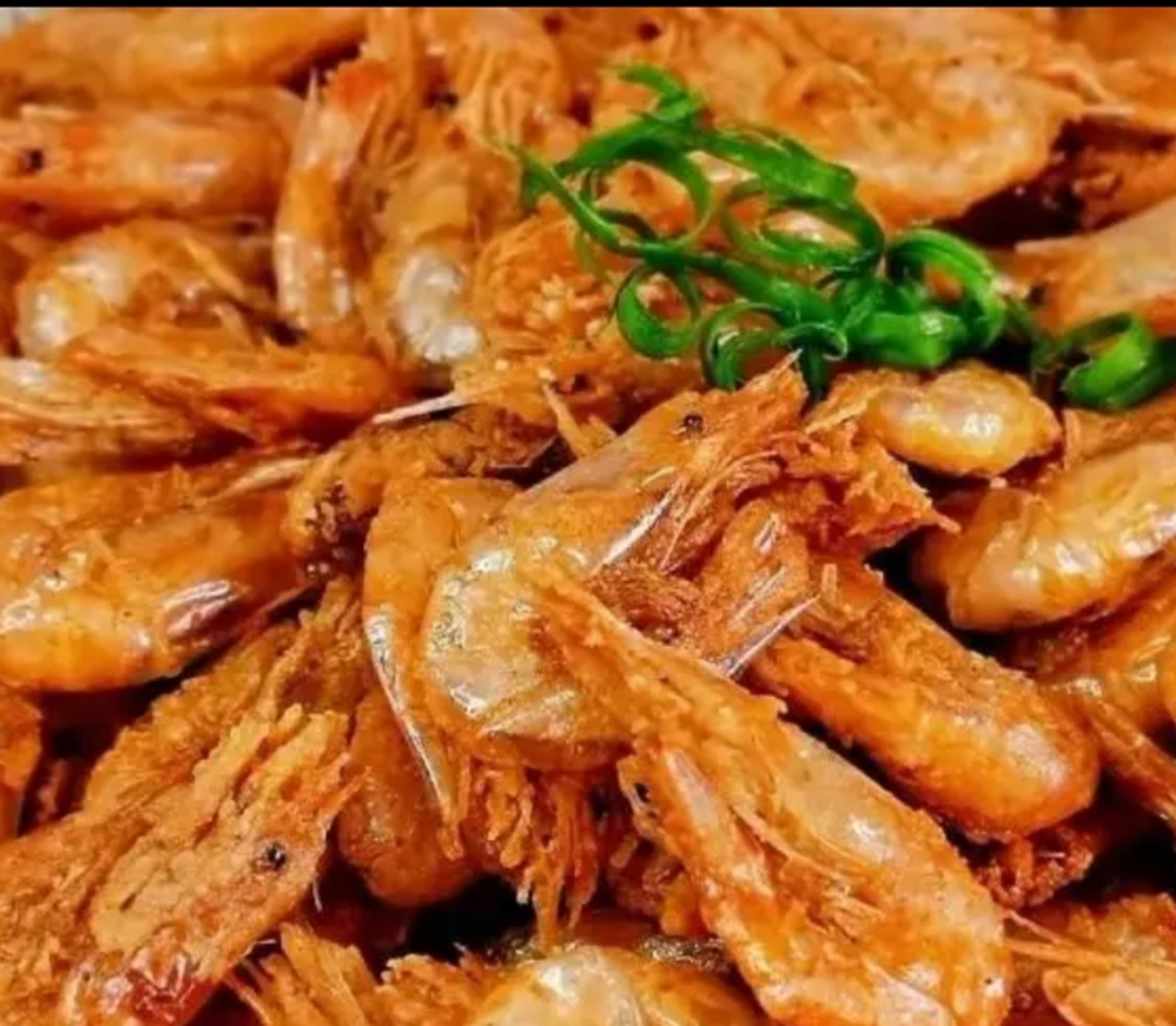 油炸小河虾  食材:河虾,姜丝.