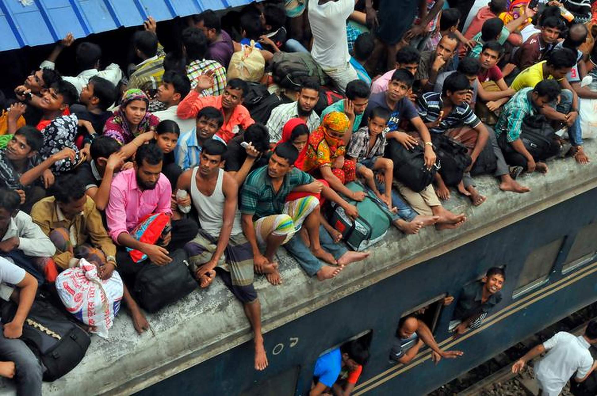 孟加拉国的乘火车  国土面积仅14余万,人口近2亿