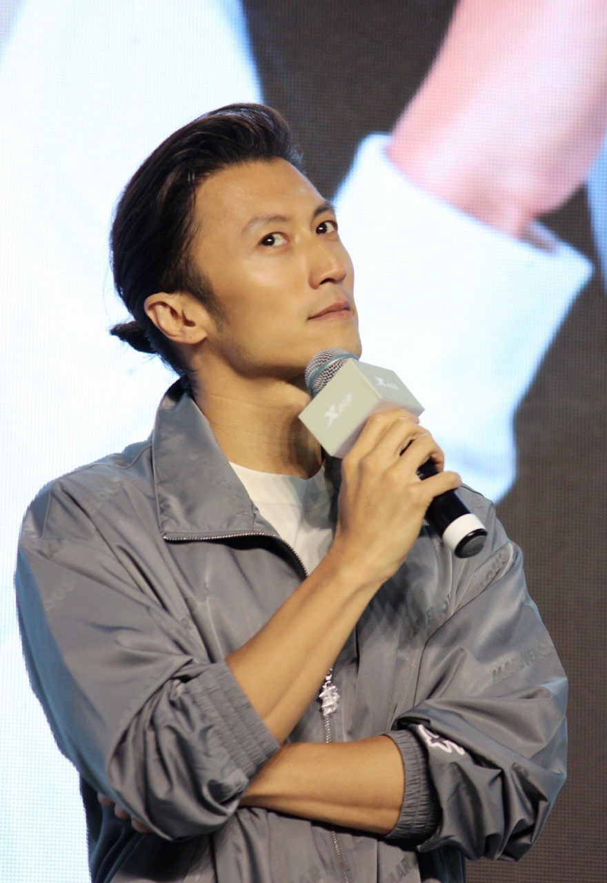 谢霆锋近期生图,脸和身材都在线,皮肤好有腹肌,43岁了,一点儿也没发福