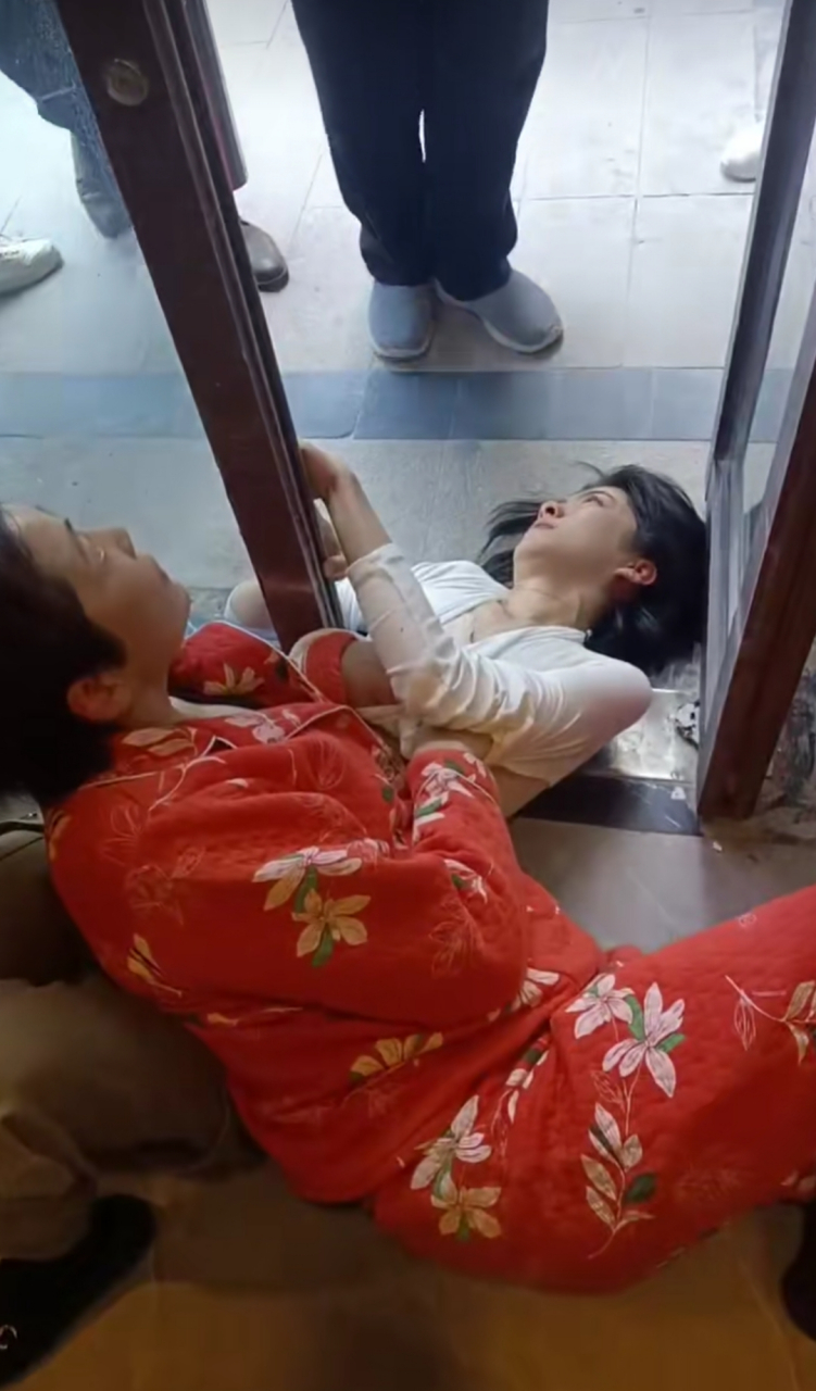 隔壁邻居打架了,好强势的婆婆,儿媳妇长期被看不起被欺负,娘家妈妈在