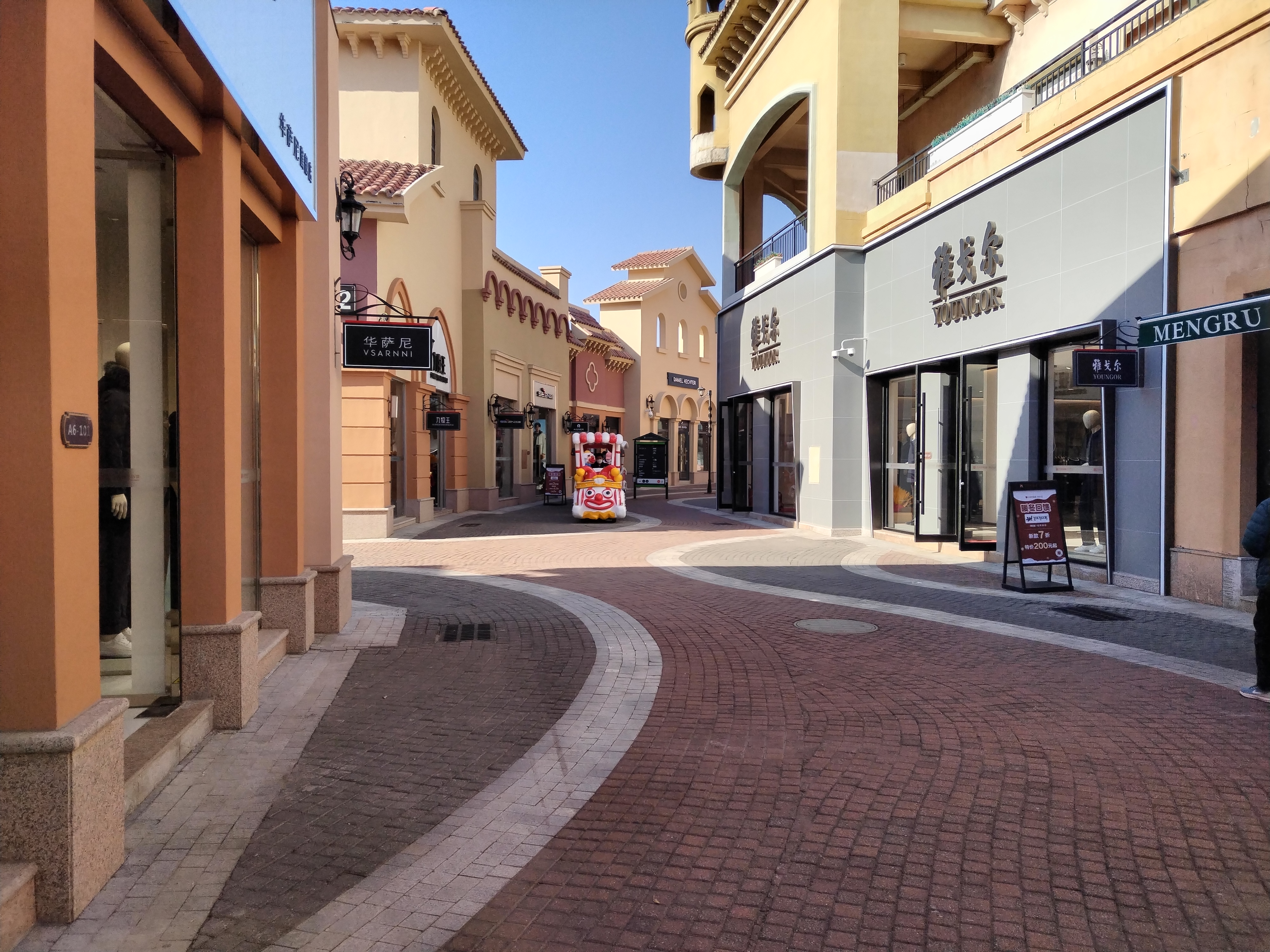 天津新燕莎奥特莱斯小镇,位于天津市空港经济区,在东丽区的环河北路