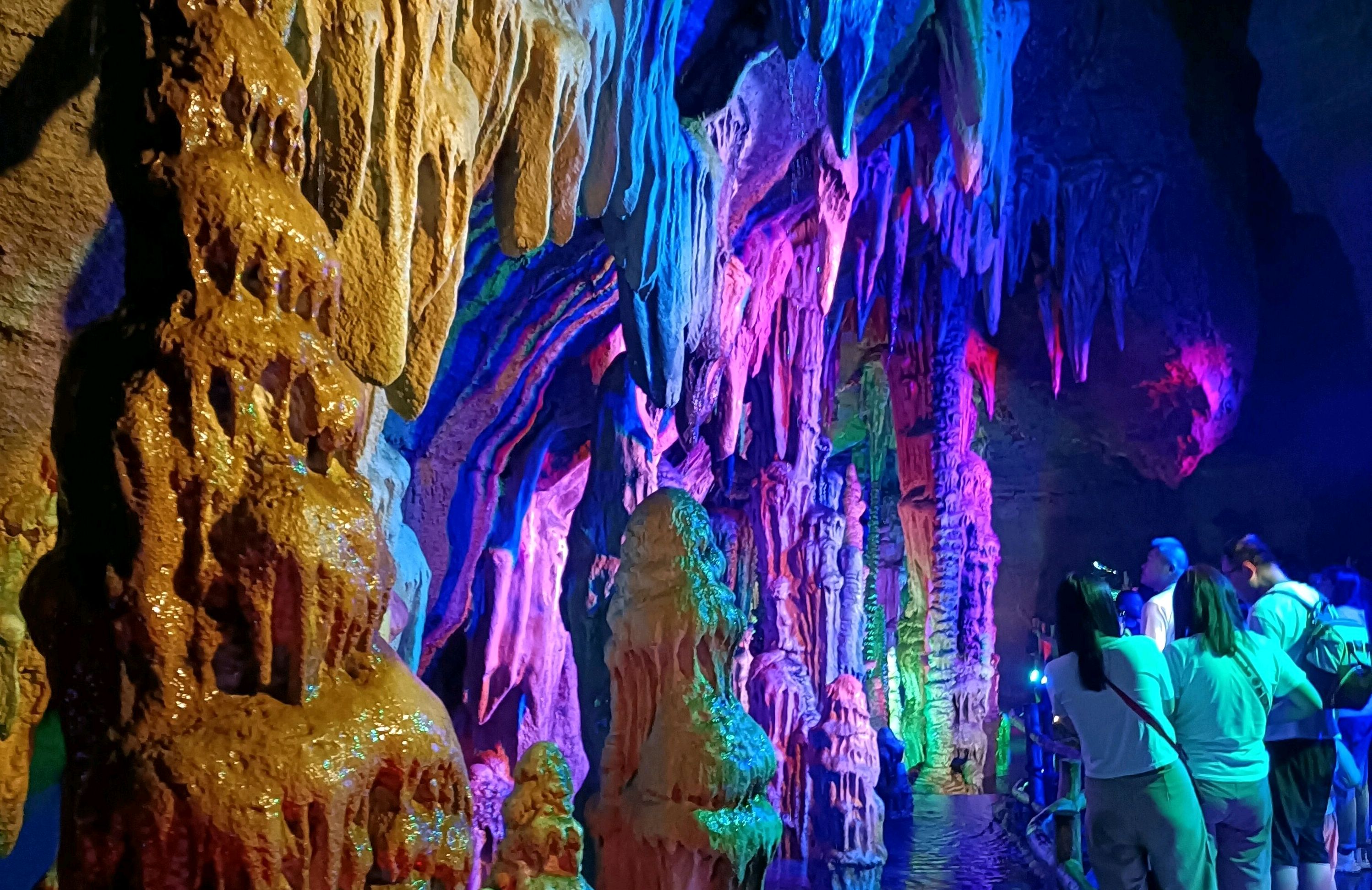 盛夏时节来到山东沂河边,探寻萤火虫水洞,地下大峡谷清凉仙境