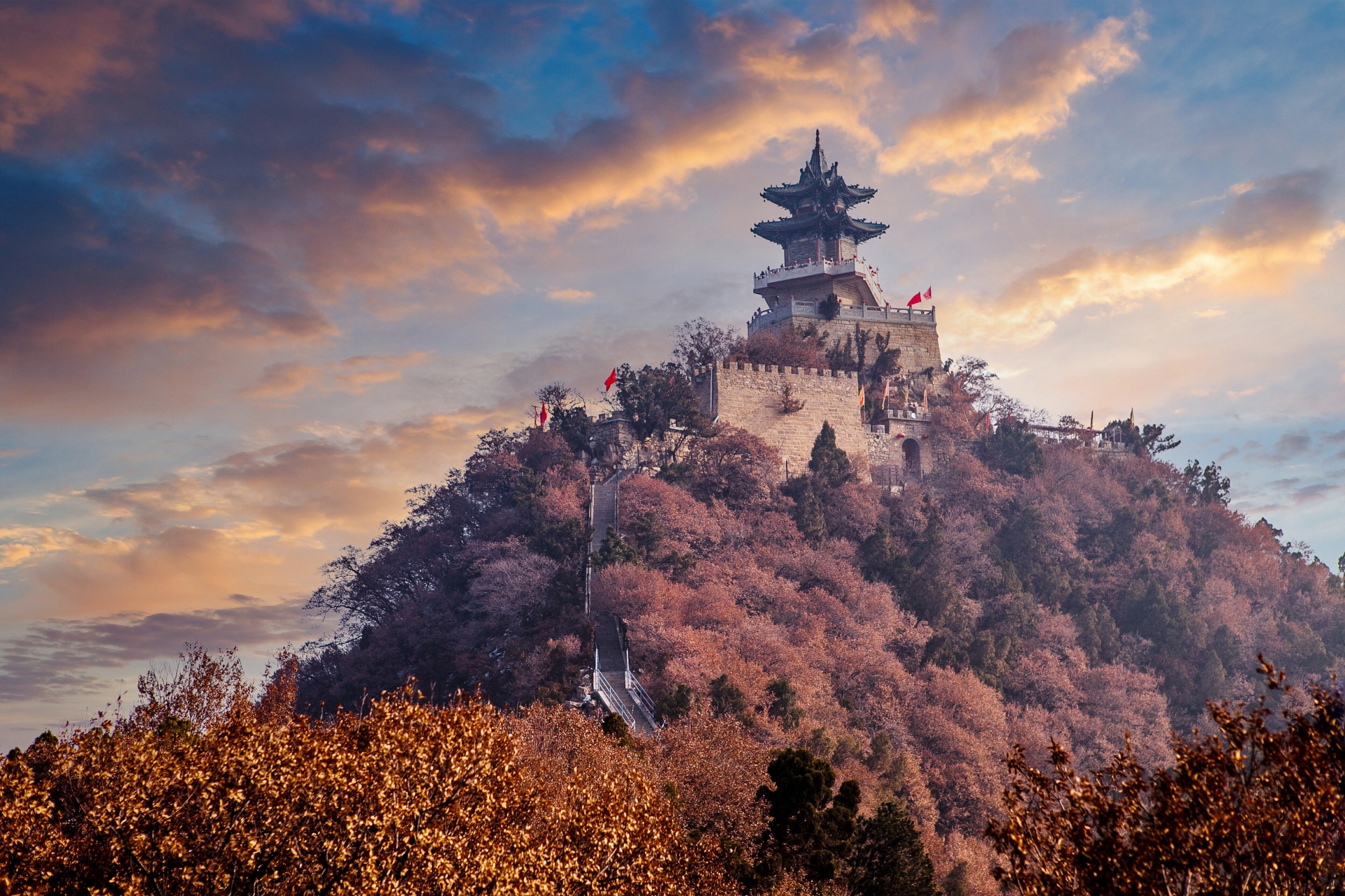 这座神秘的山峰位于中国山西省临汾市乡宁县,属于姑射山的南部,地处