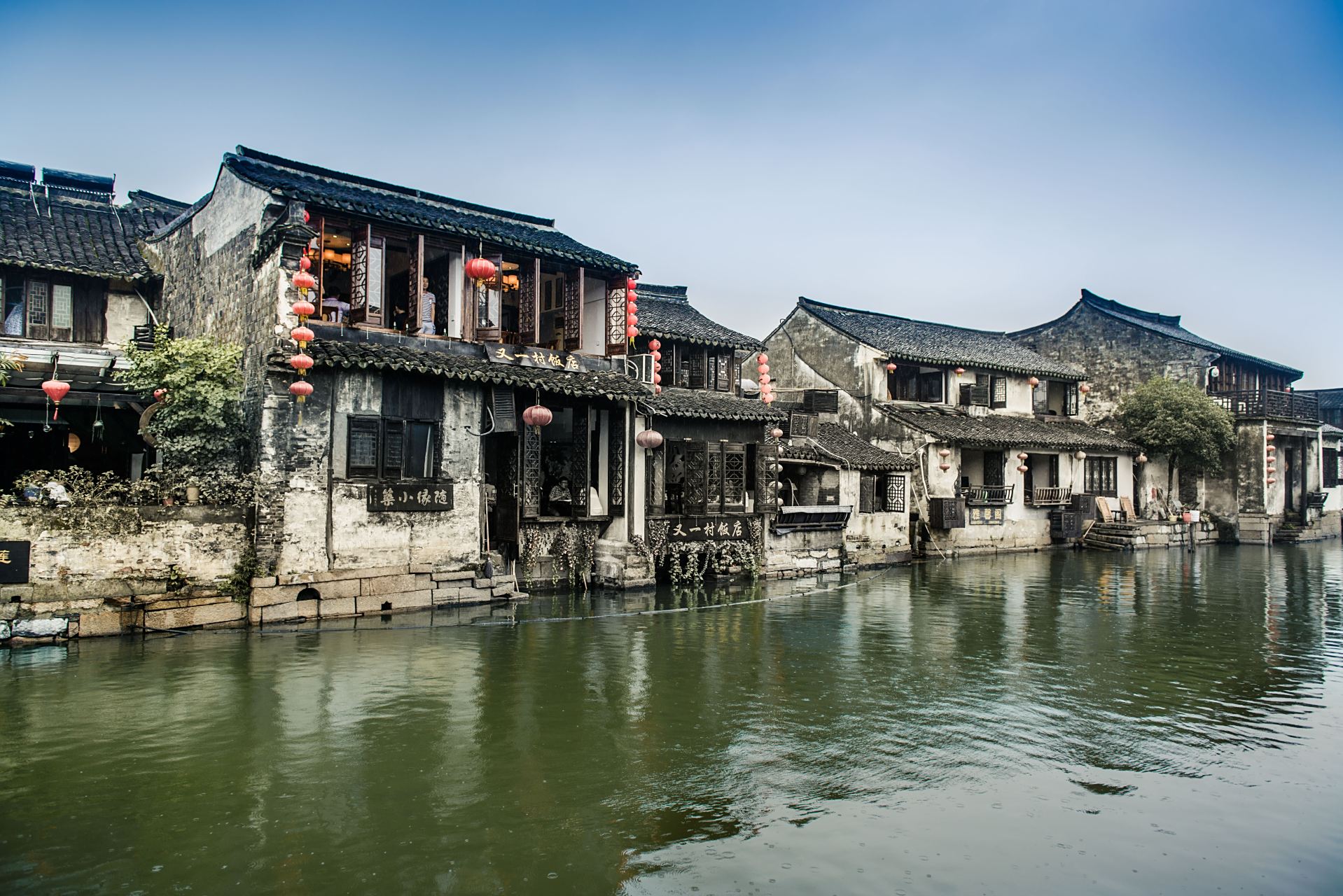 西塘位于浙江省嘉兴市善县境内,距县城11公里.