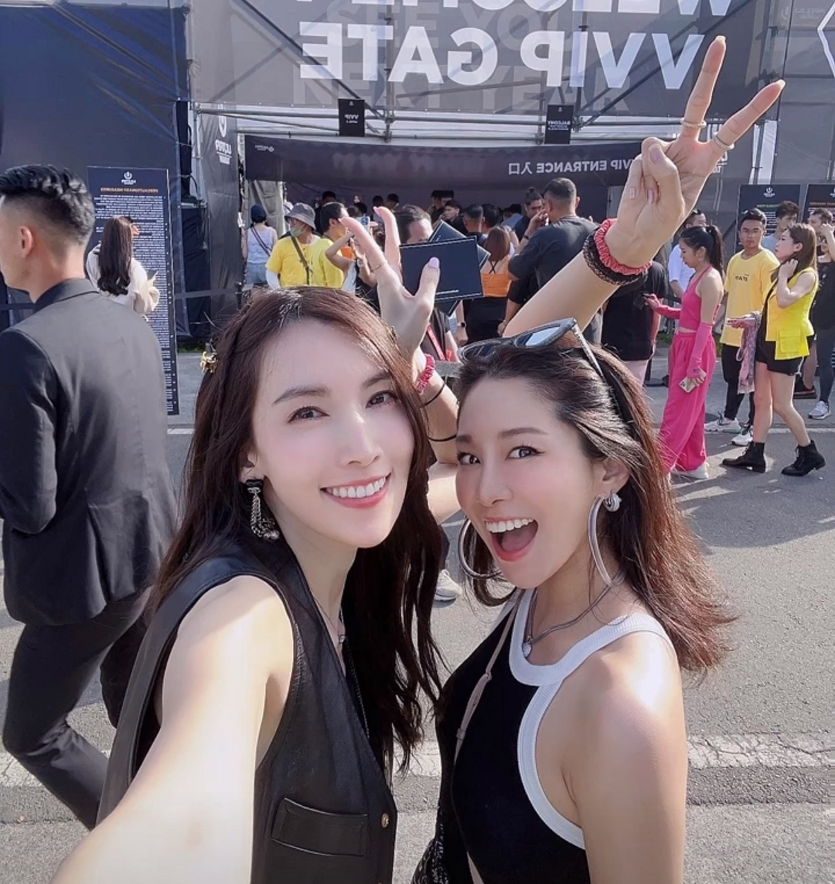 林志颖老婆看演唱会心情很嗨,陈若仪和闺蜜合影,笑容洋溢在脸上,现场