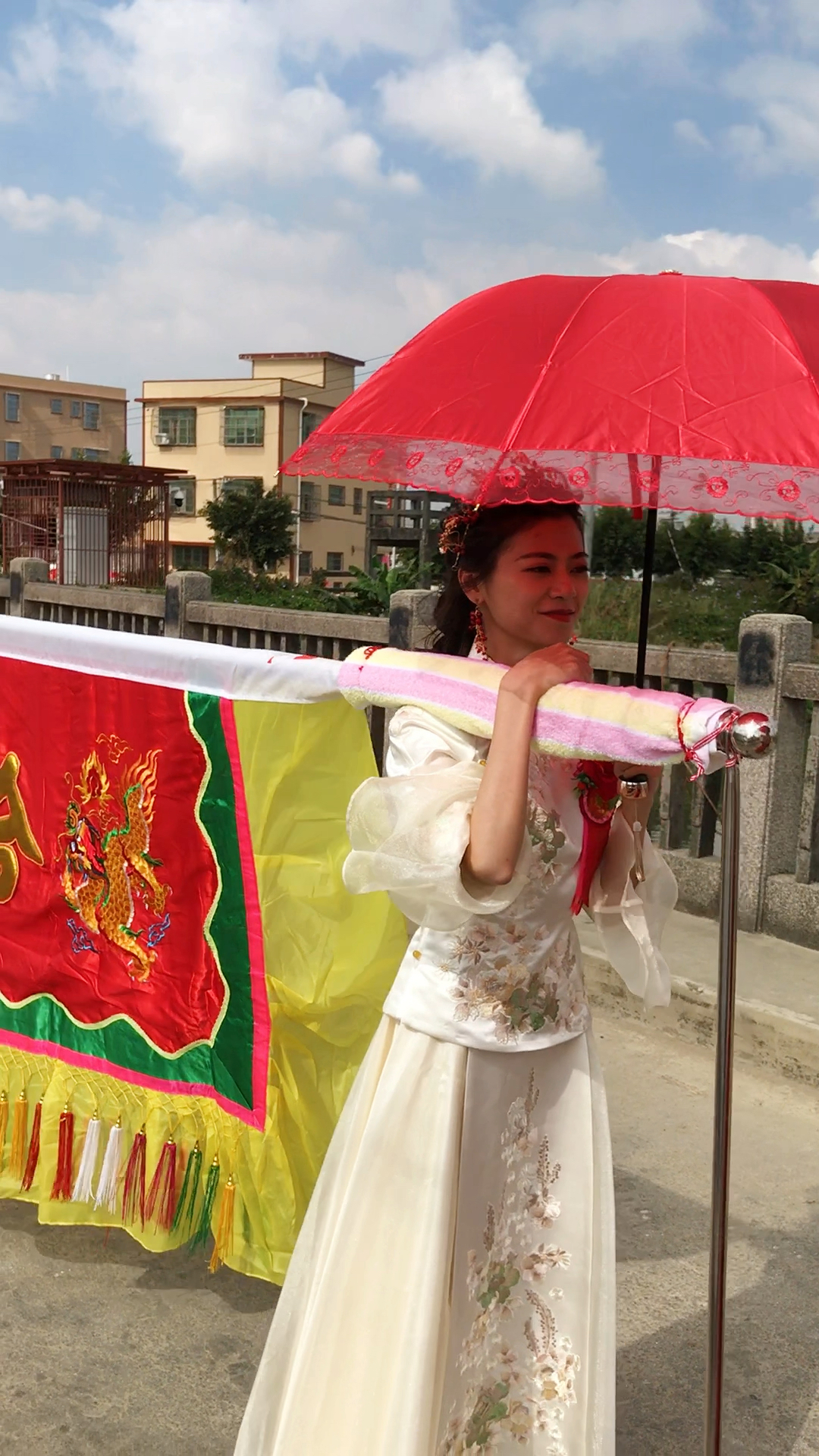 未婚的潮汕姑娘扛标旗,这装扮太美了!