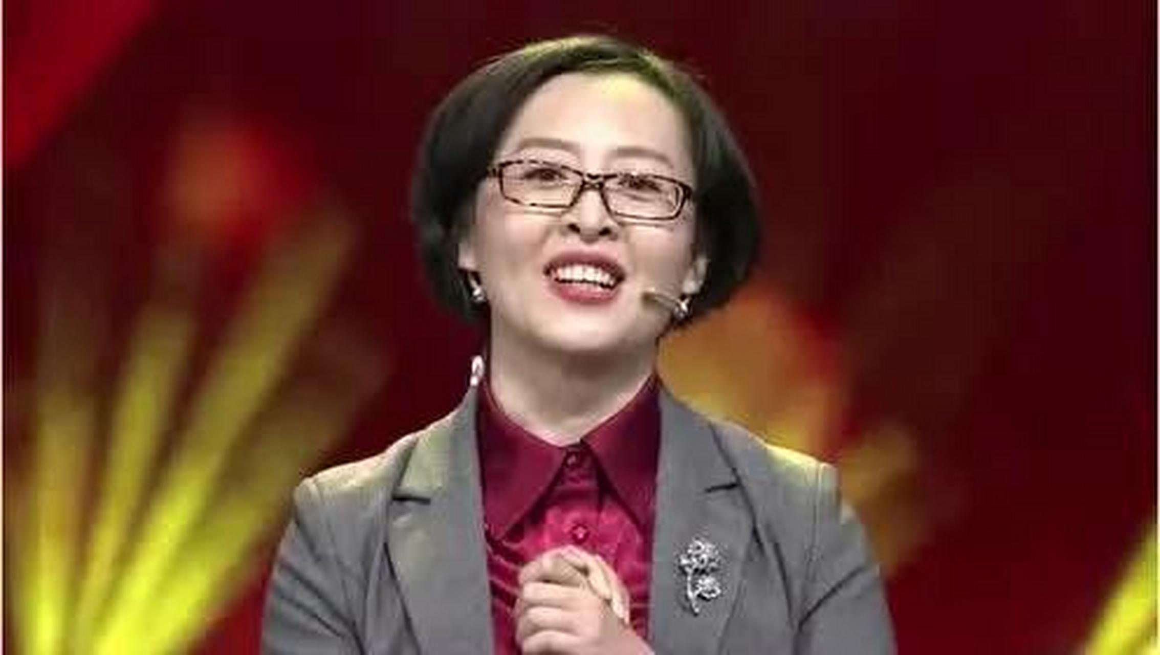 "网红教师"赵旭本是太原一名高中语文老师,默默从教15年,但月薪只有