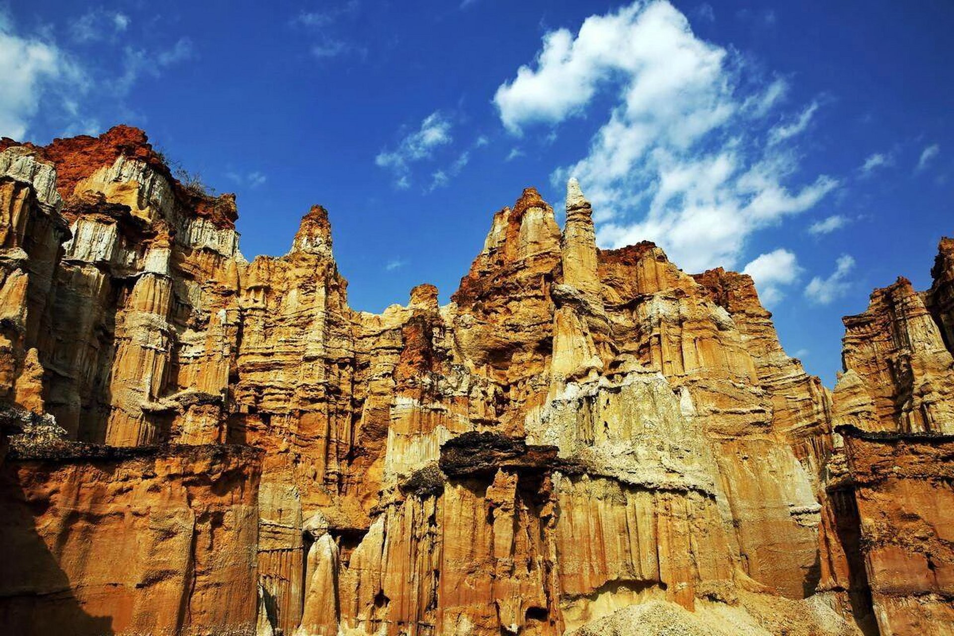 云南元谋土林  元谋土林,位于云南楚雄州元谋县物茂乡,与陆良彩色沙林