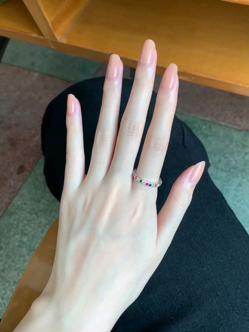 手如柔荑,肤如凝脂. 2.十指尖如笋,腕似白莲藕. 3.