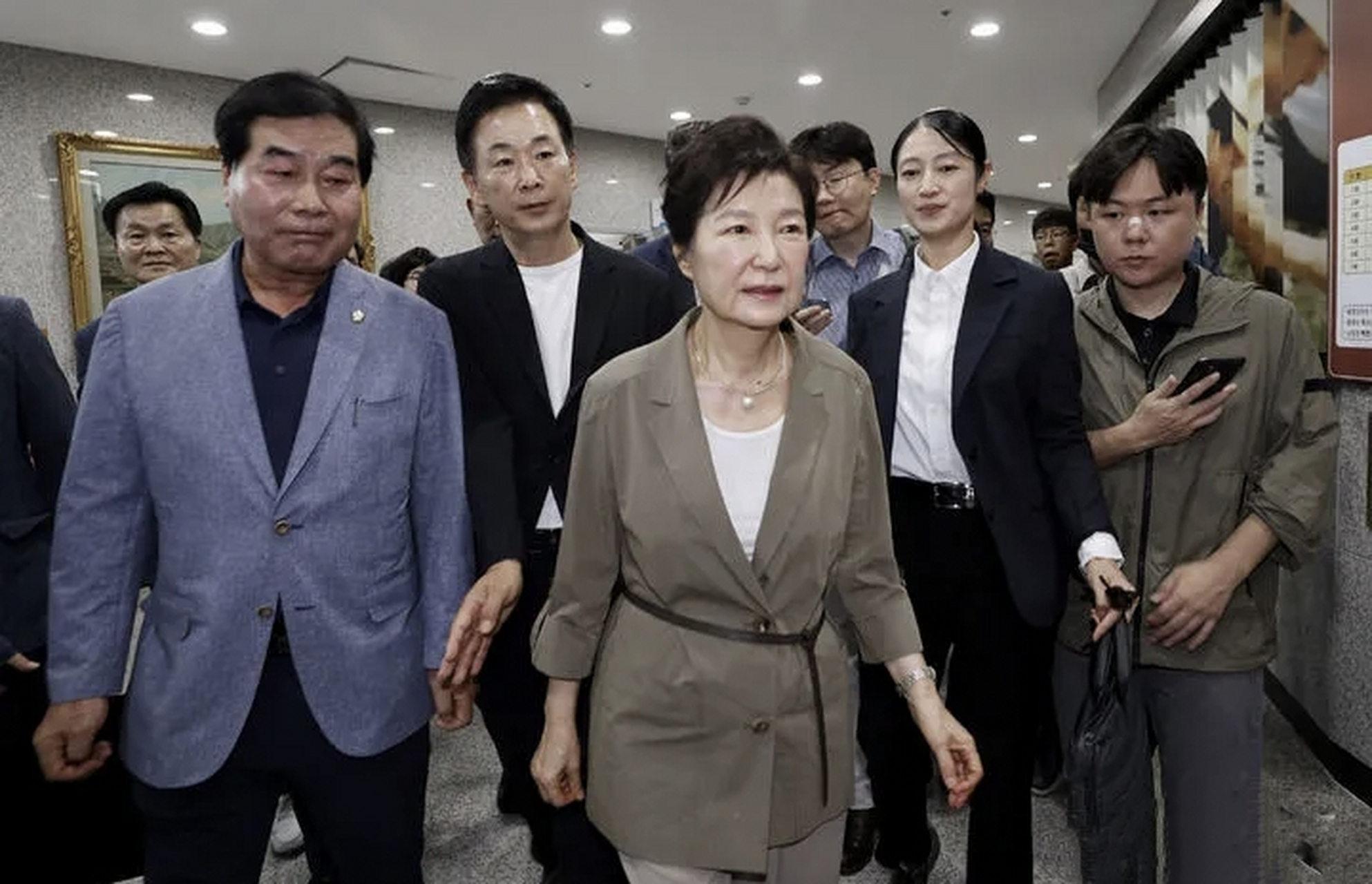 当地时间8月15日,韩国前总统朴槿惠罕见营业,她去了韩国前总统