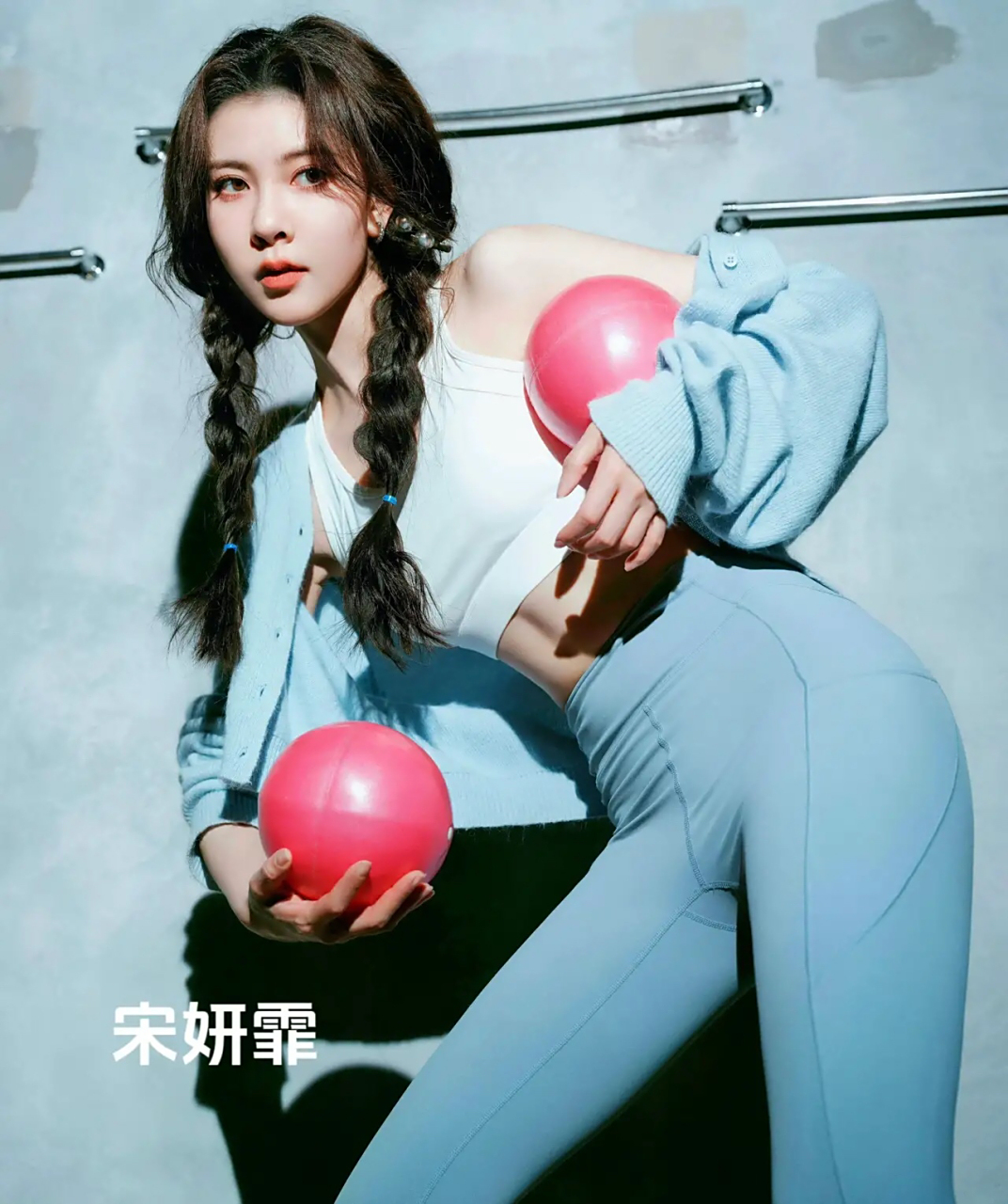 乐享周末分享吧# 穿瑜伽裤的女明星,你觉得谁的腿型更完美呢?