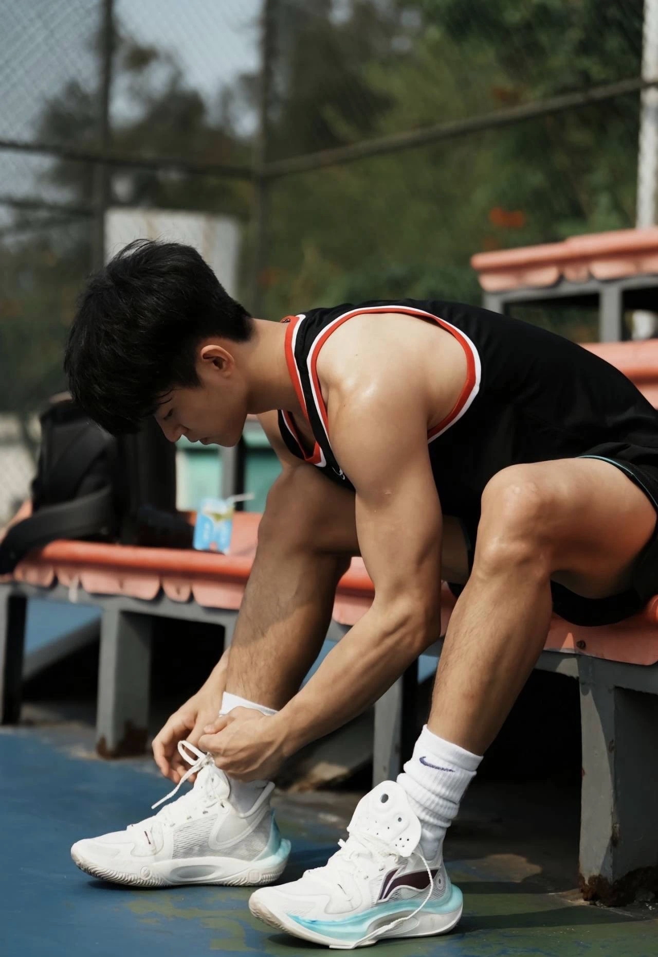 20岁黑皮男大学生,食堂脱衣服秀腹肌太香了!