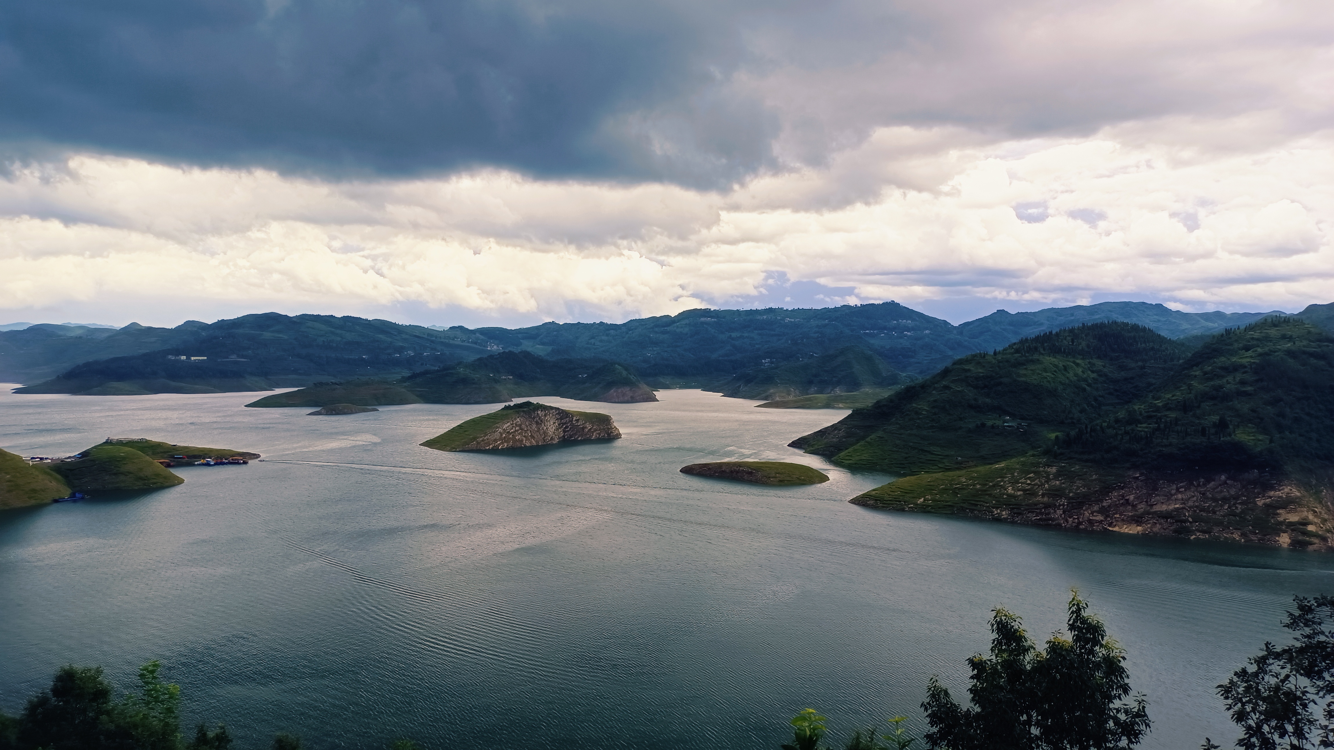 支嘎阿鲁湖
