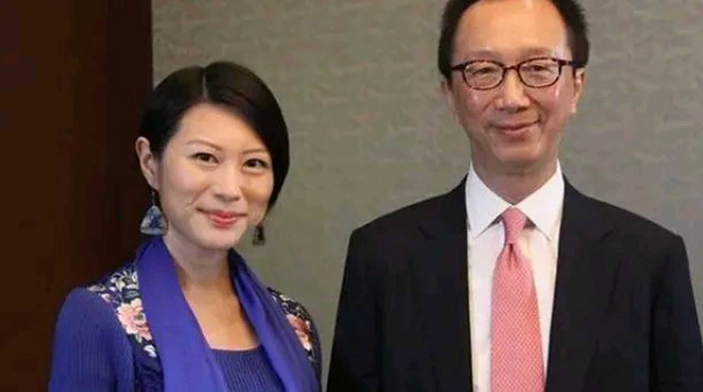 当年,陈慧珊为了抱紧梁锦松的大腿,不惜与相伴13年的丈夫离婚,就当她