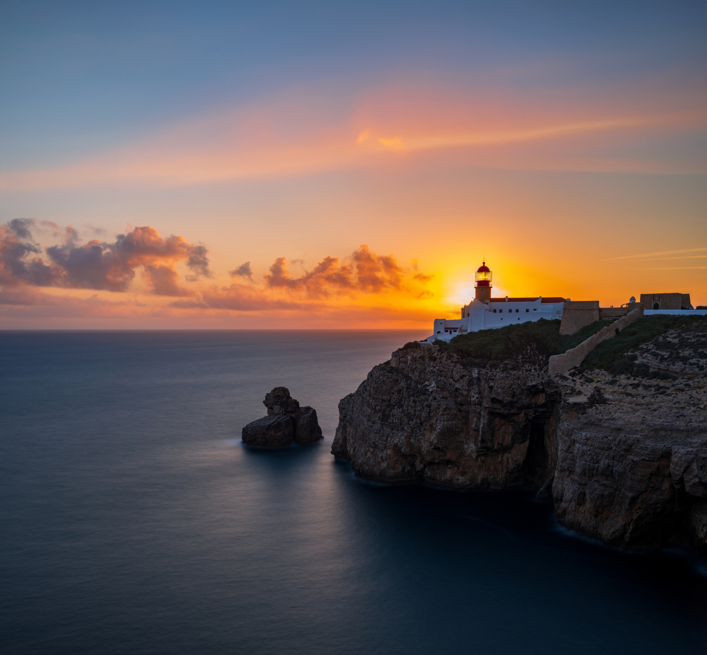 葡萄牙lagos小镇滨海而居,有着美丽的喀斯特地貌的海岸线和蔚蓝的玻璃